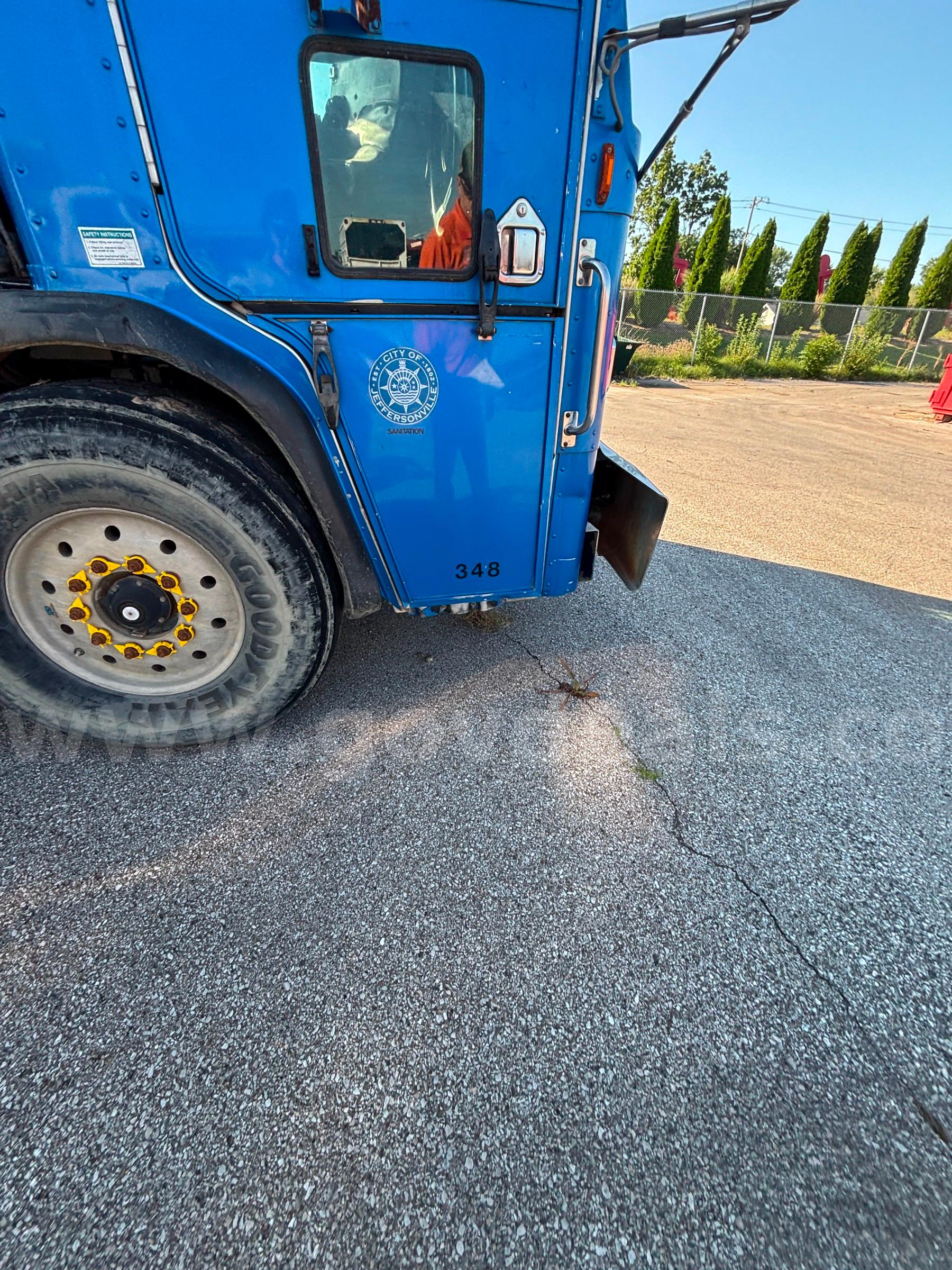 2009 Peterbilt COE 320 Side Loader Garbage Truck Peterbilt 320 Government Surplus Auction - Photo #2