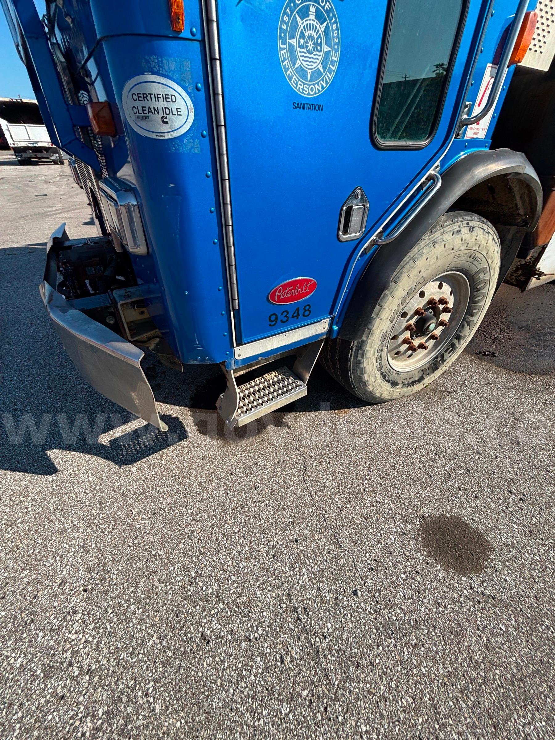 2009 Peterbilt COE 320 Side Loader Garbage Truck Peterbilt 320 Government Surplus Auction - Photo #3