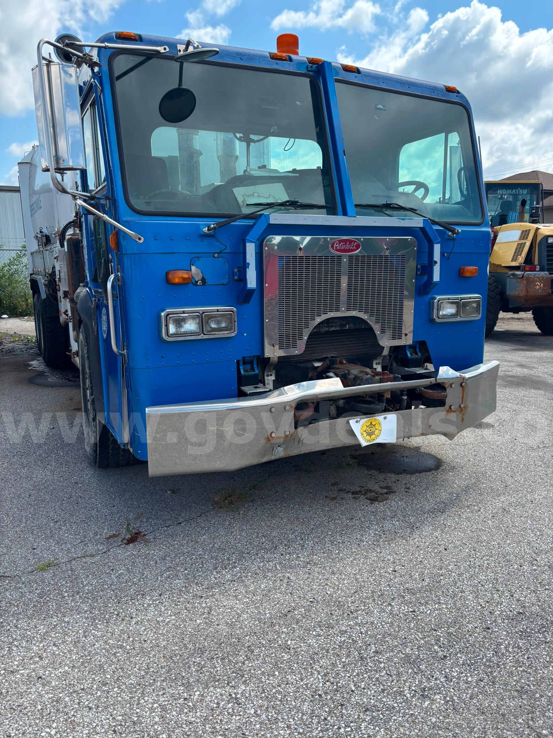 2009 Peterbilt COE 320 Side Loader Garbage Truck Peterbilt 320 Government Surplus Auction - Photo #4