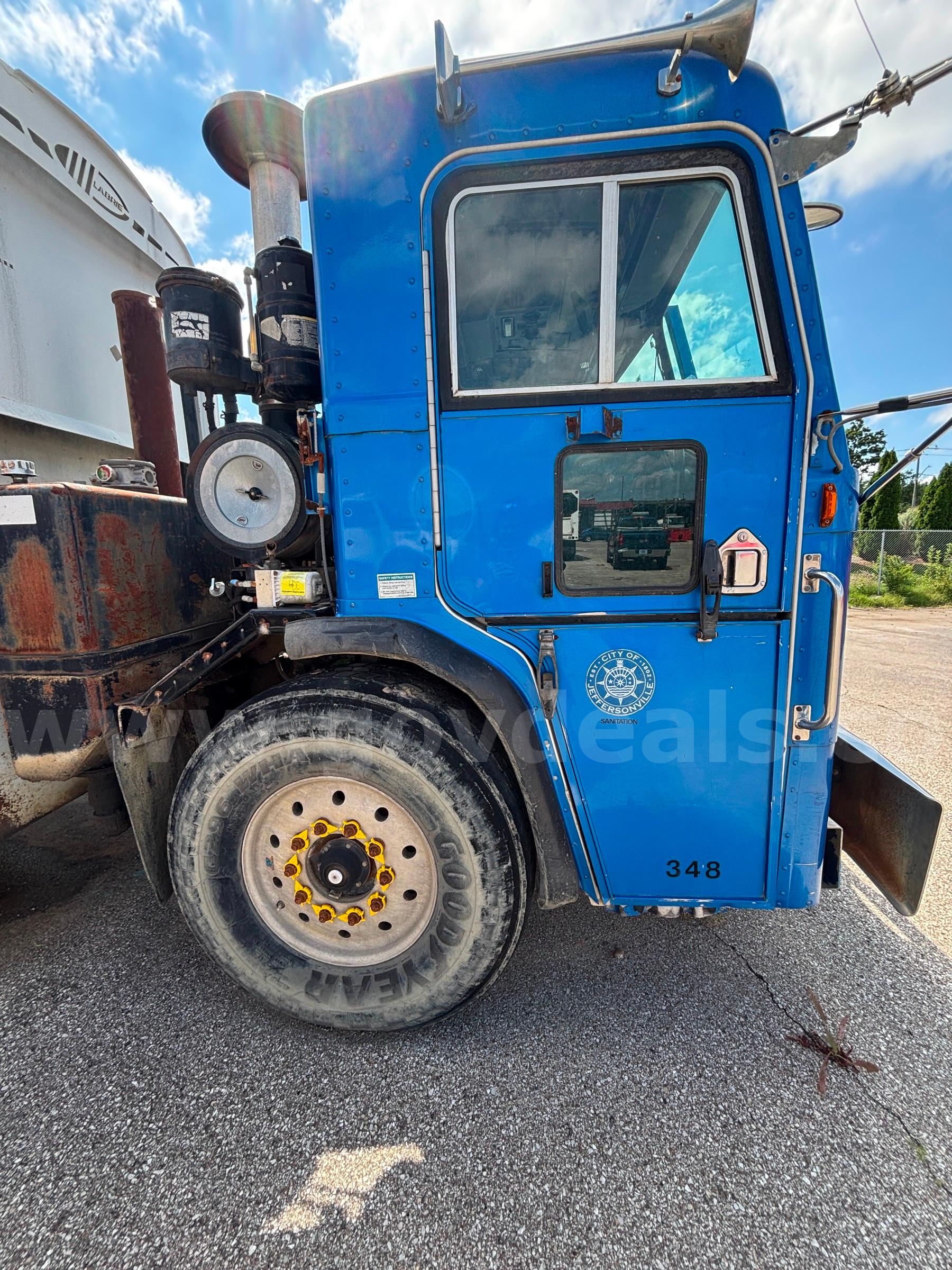 2009 Peterbilt COE 320 Side Loader Garbage Truck Peterbilt 320 Government Surplus Auction - Photo #5