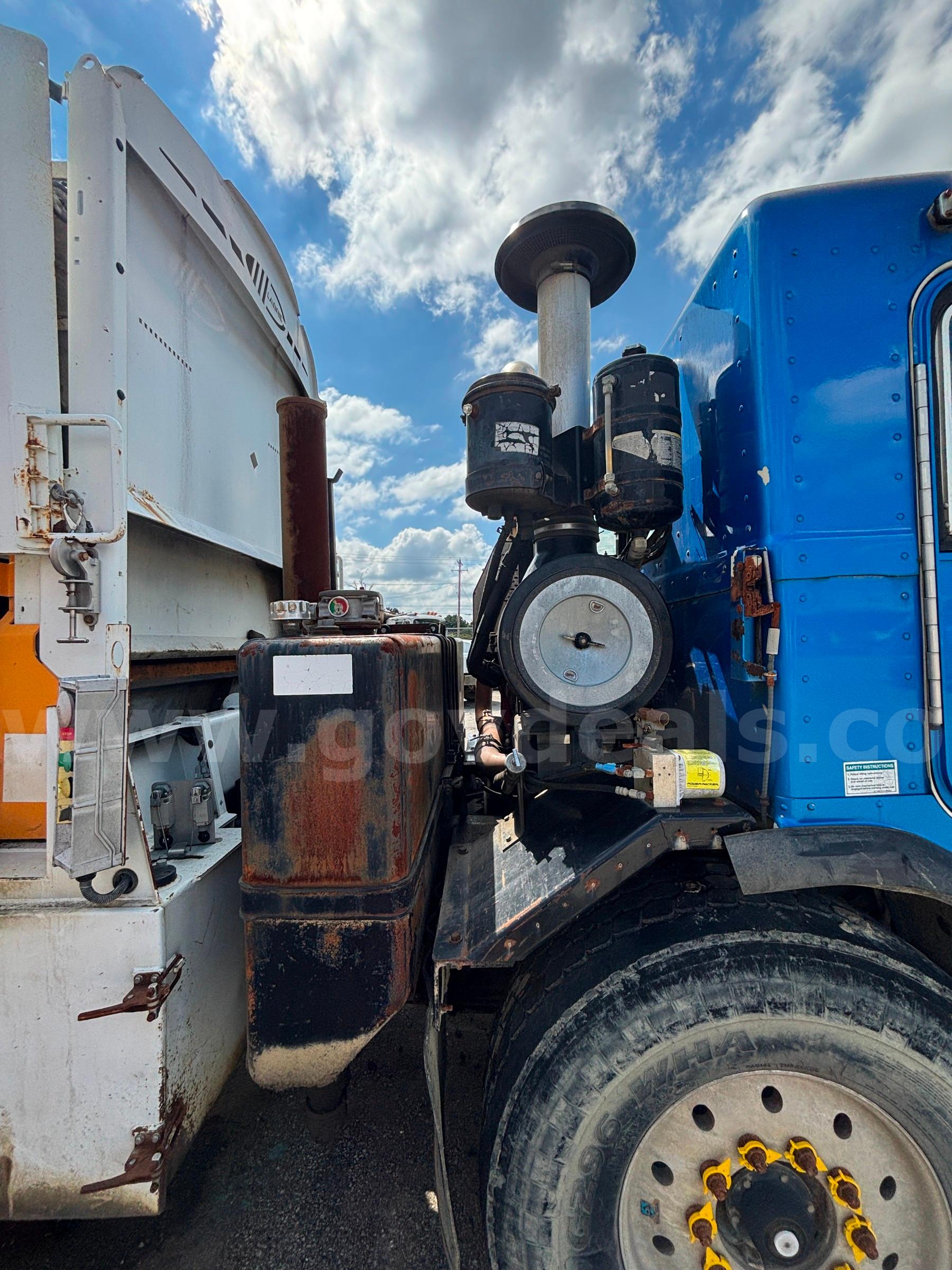 2009 Peterbilt COE 320 Side Loader Garbage Truck Peterbilt 320 Government Surplus Auction - Photo #6