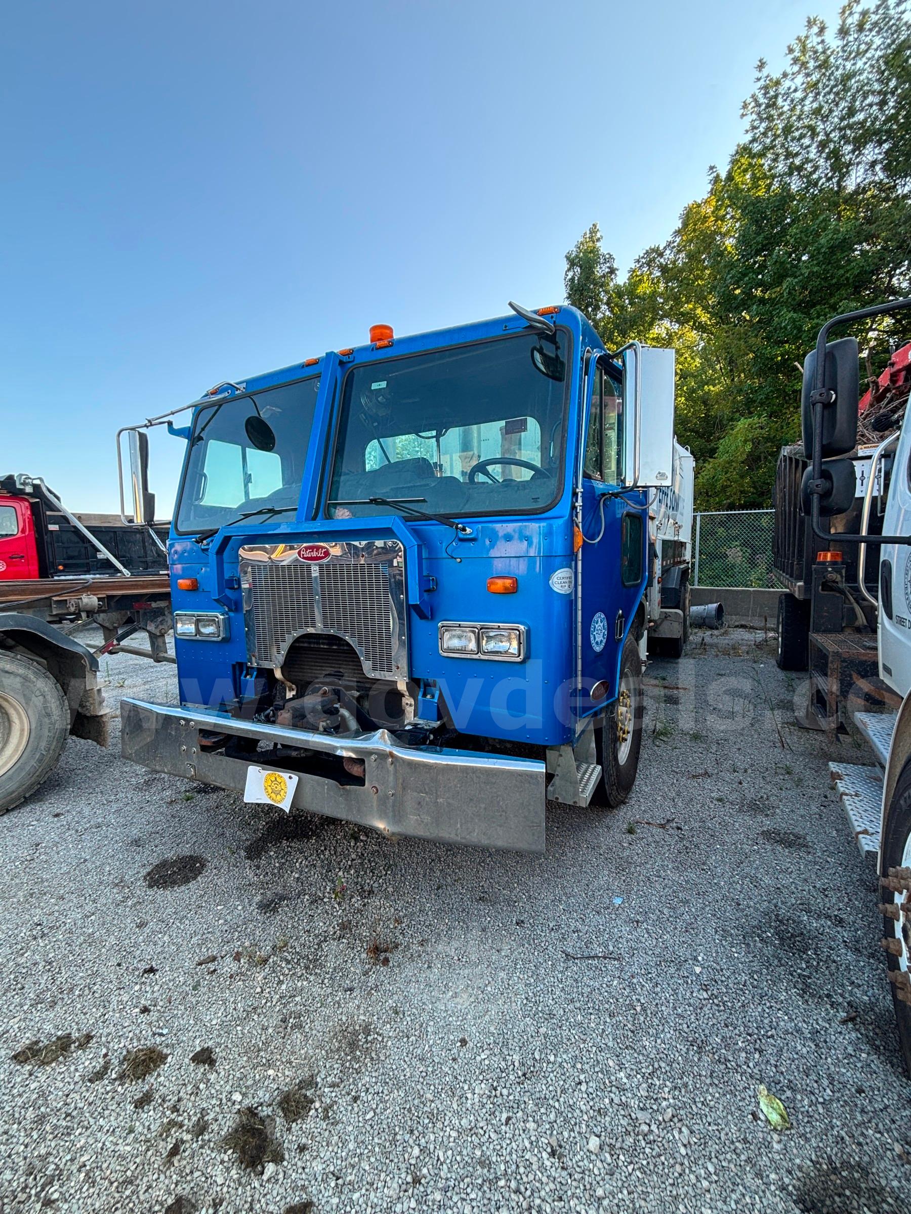 2010 Peterbilt COE  320 Side Load Garbage Truck