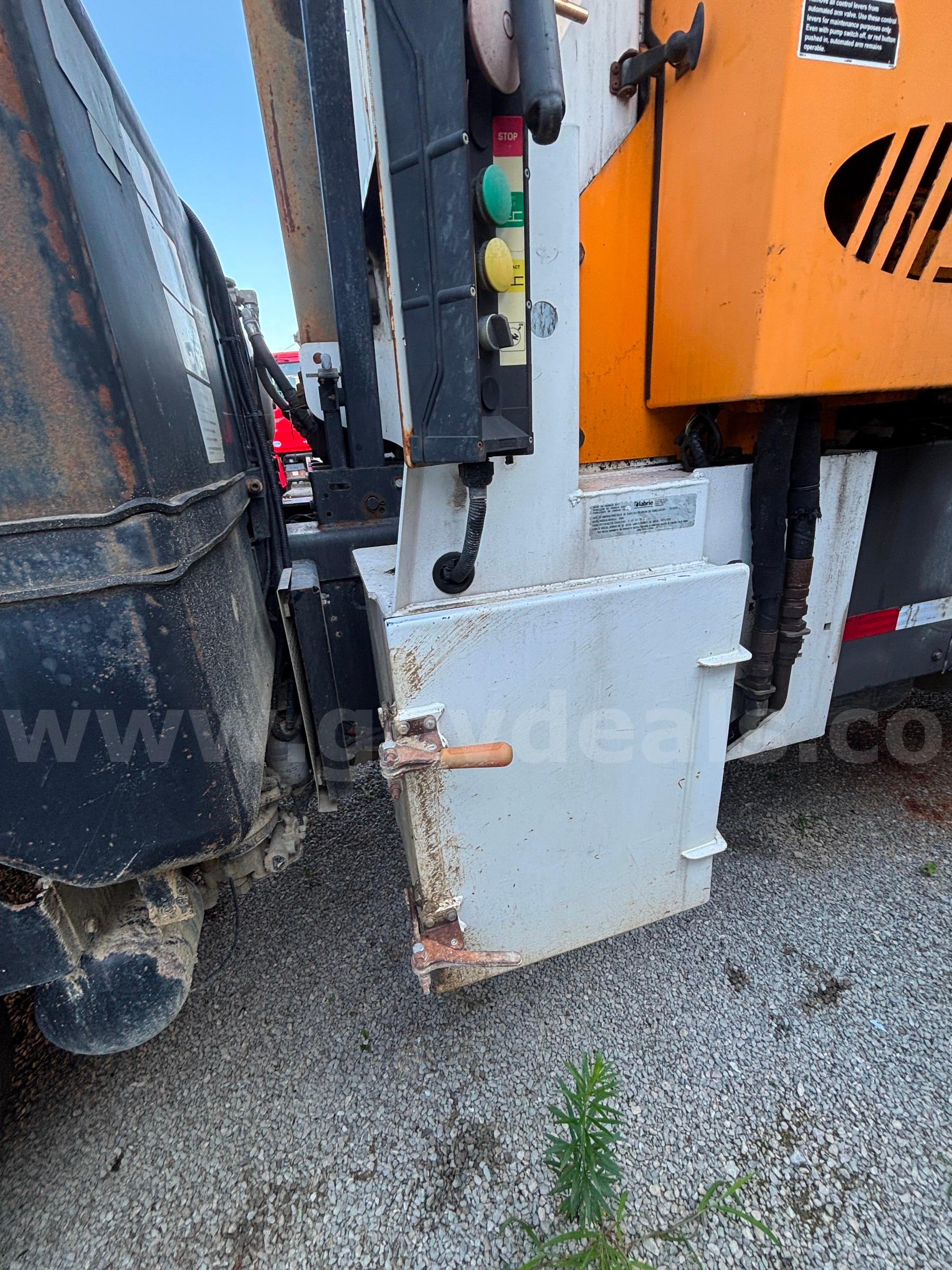 2010 Peterbilt COE  320 Side Load Garbage Truck Peterbilt 320 Government Surplus Auction - Photo #3