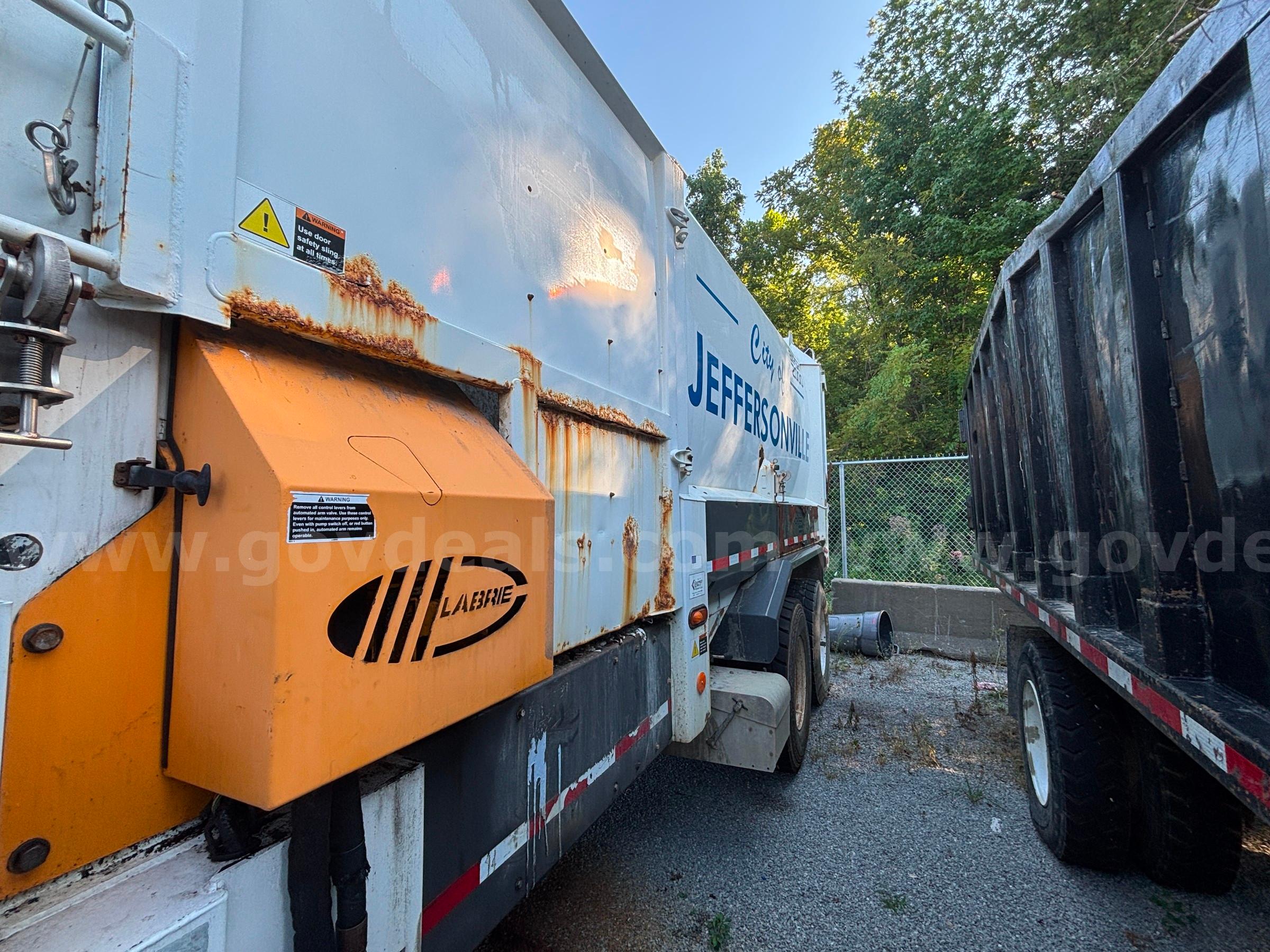 2010 Peterbilt COE  320 Side Load Garbage Truck Peterbilt 320 Government Surplus Auction - Photo #5