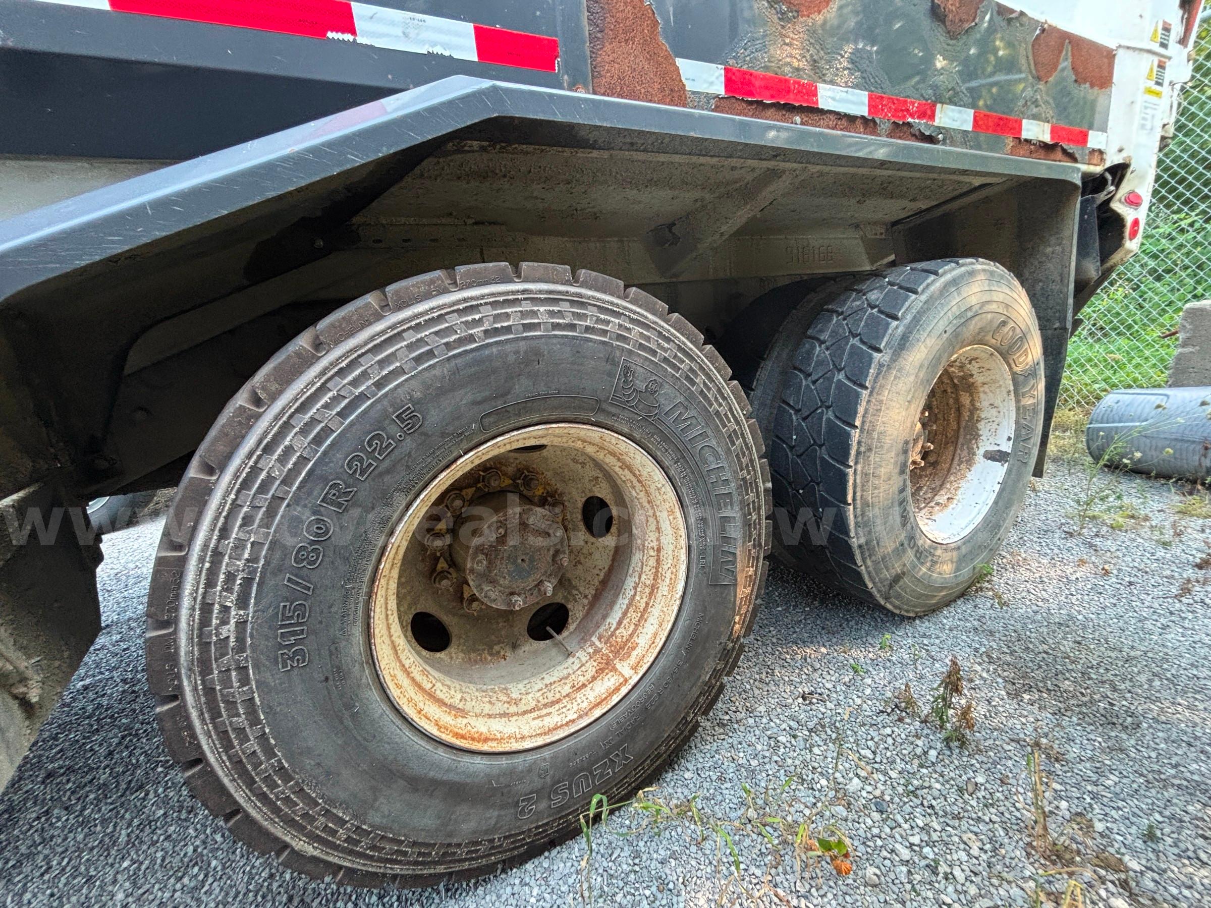 2010 Peterbilt COE  320 Side Load Garbage Truck Peterbilt 320 Government Surplus Auction - Photo #6