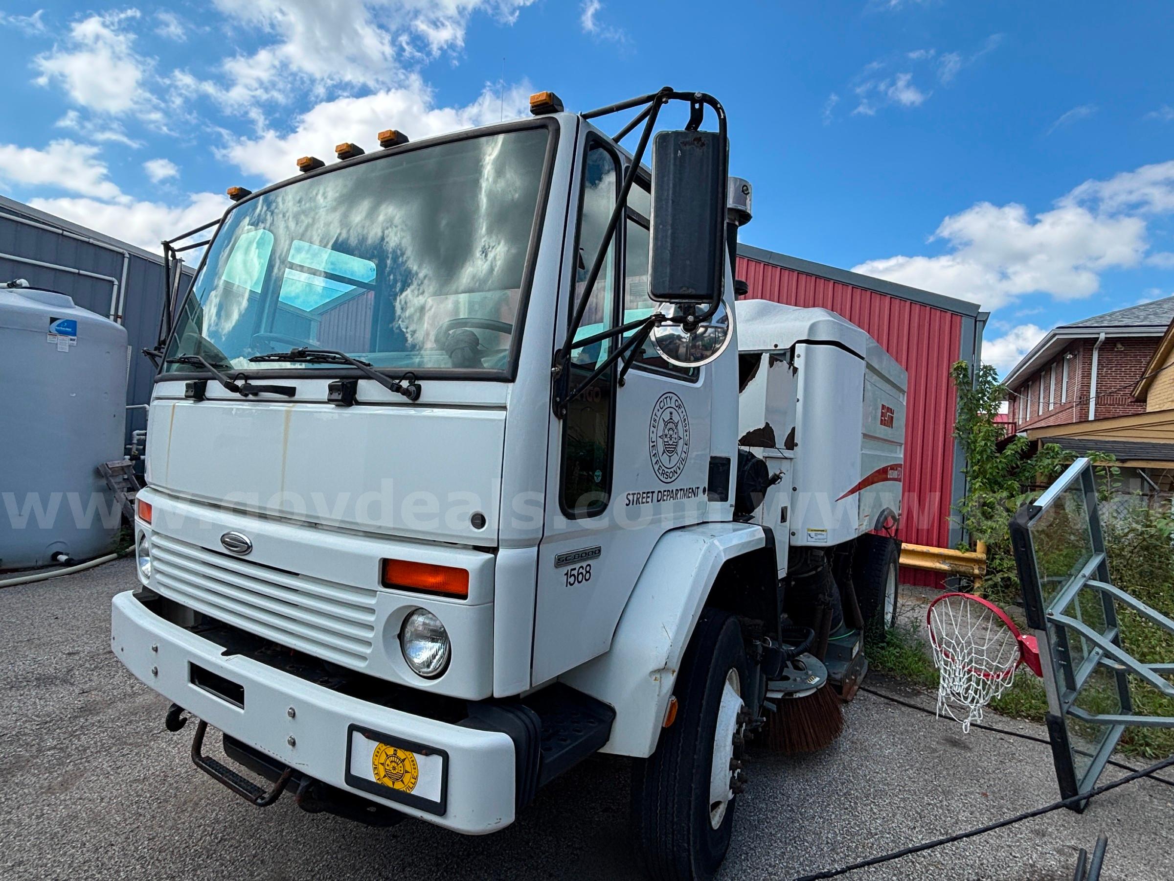 2007 Sterling SC8000 Sweeper Sterling SC8000 Government Surplus Auction - Photo #2