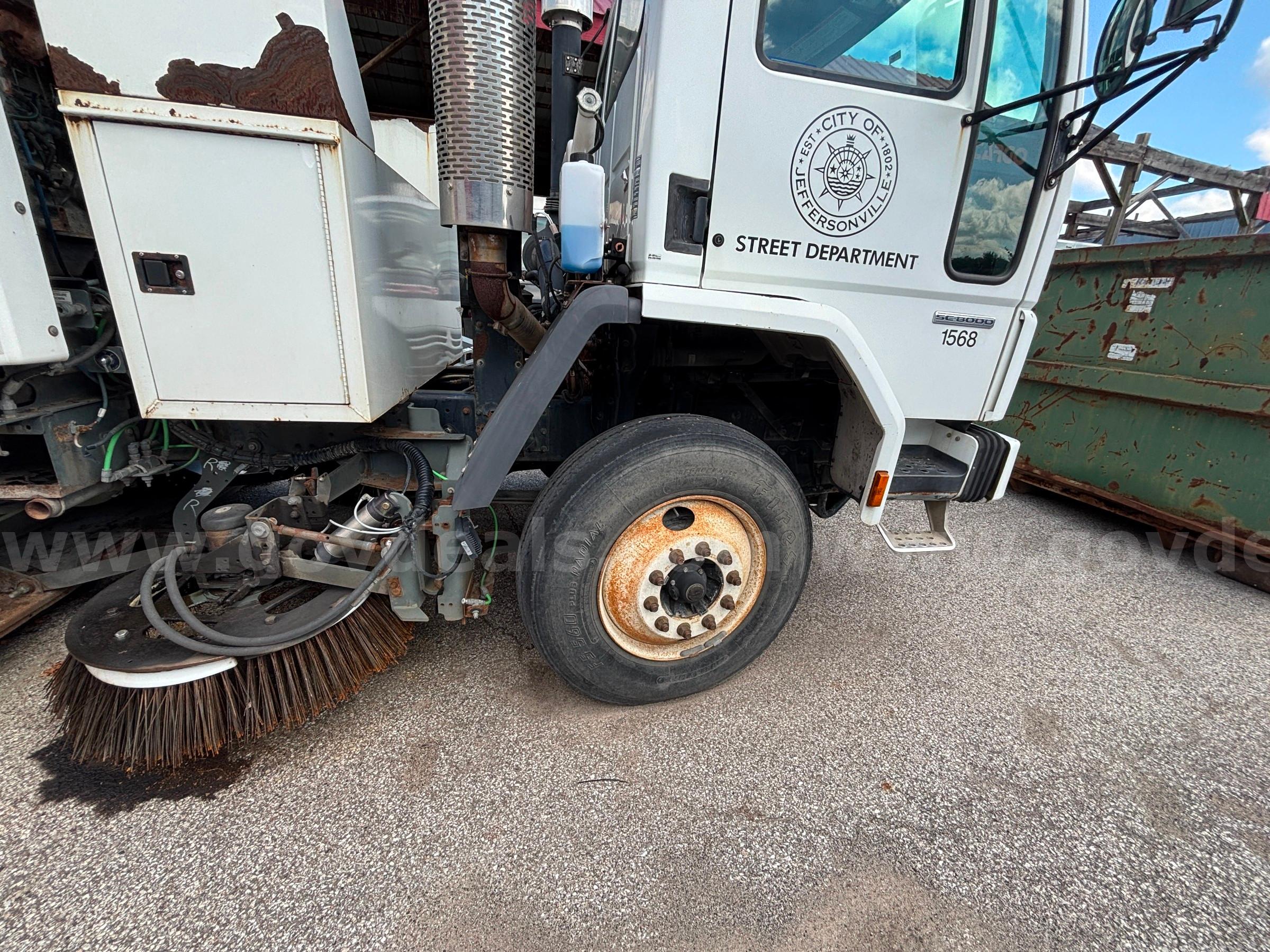2007 Sterling SC8000 Sweeper Sterling SC8000 Government Surplus Auction - Photo #4