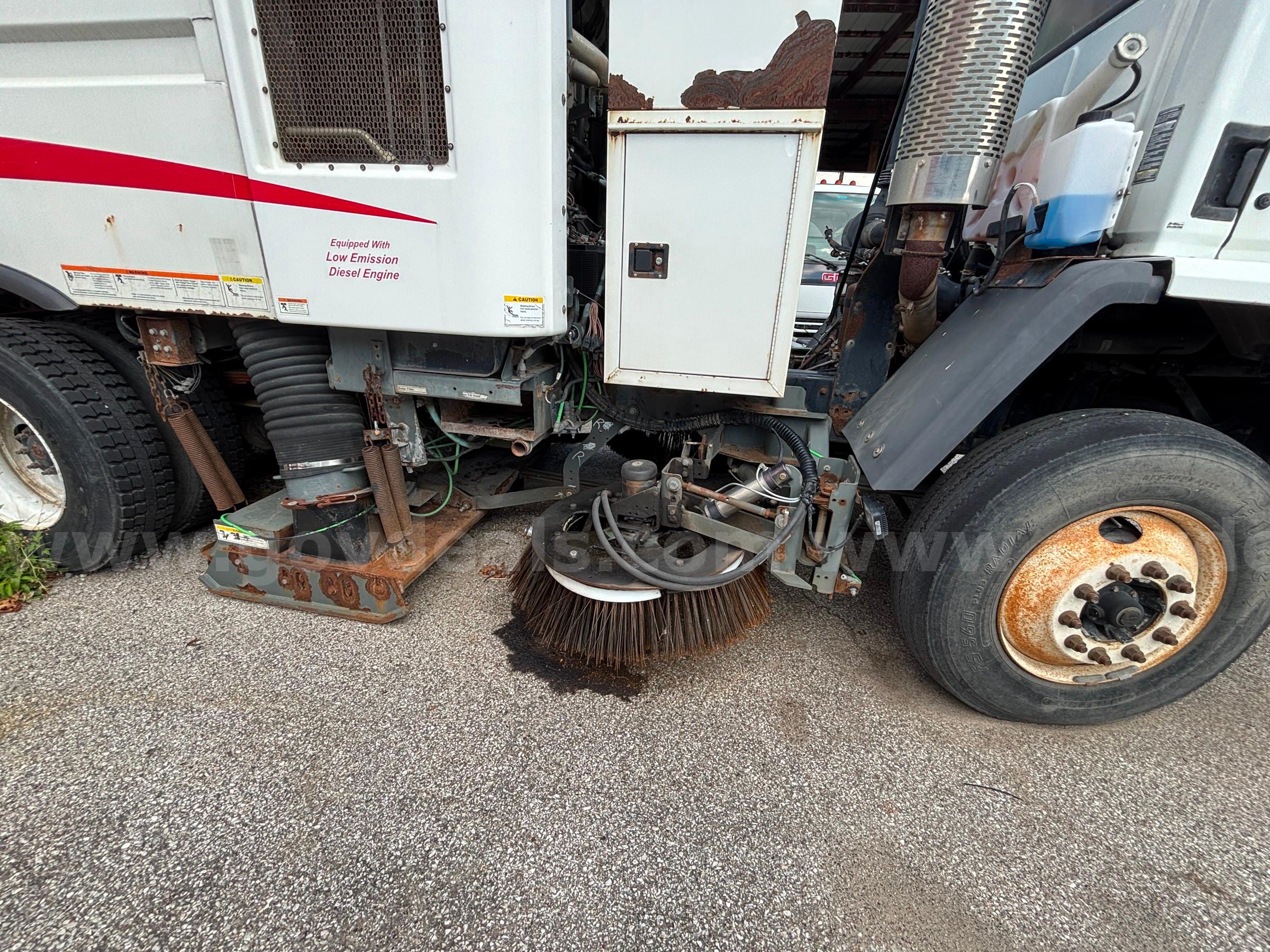 2007 Sterling SC8000 Sweeper Sterling SC8000 Government Surplus Auction - Photo #5