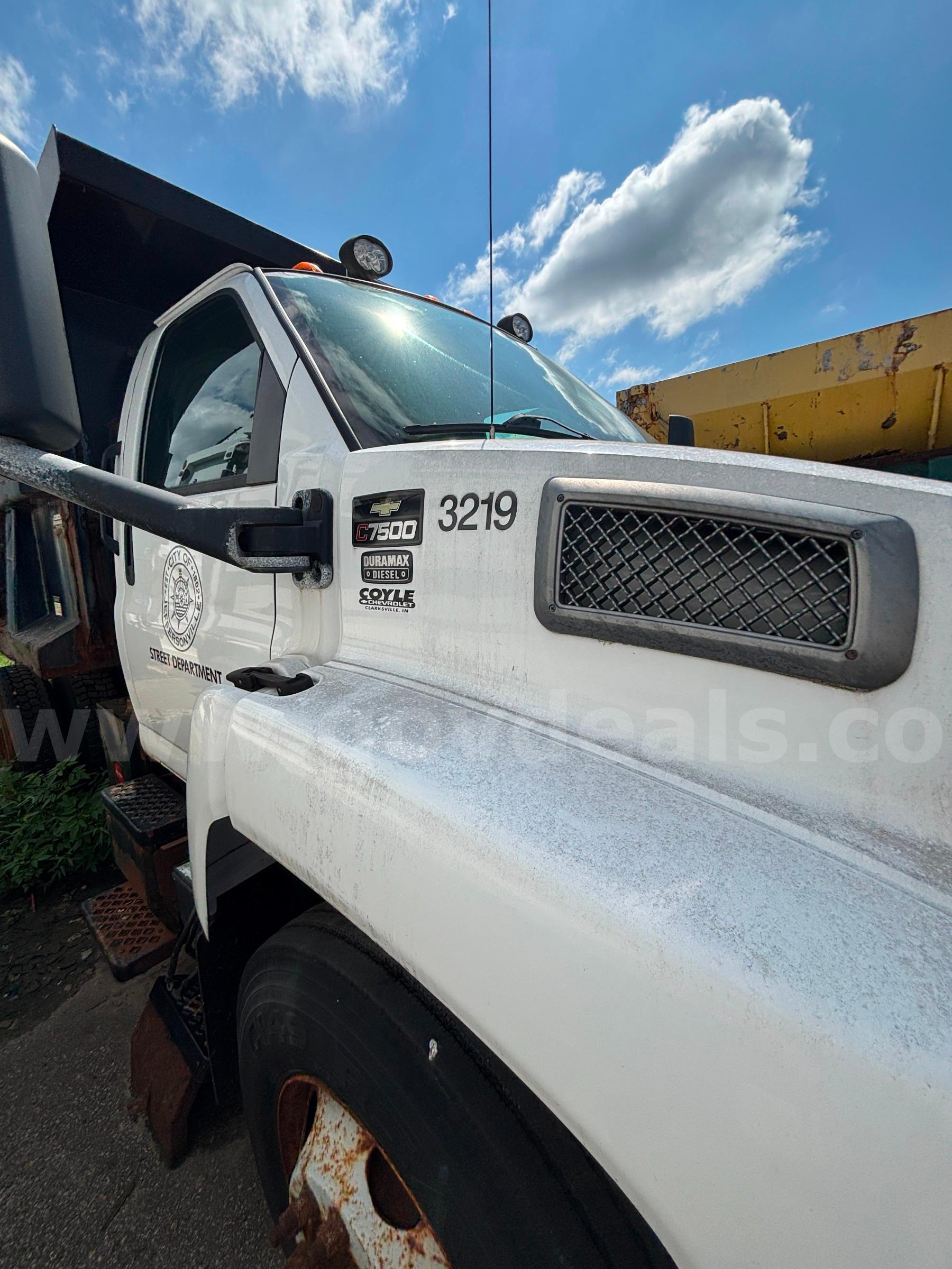 2005 Chevrolet C7C042 Dumptruck with Plow and Salt Spreader Chevrolet C7C042 Government Surplus Auction - Photo #2