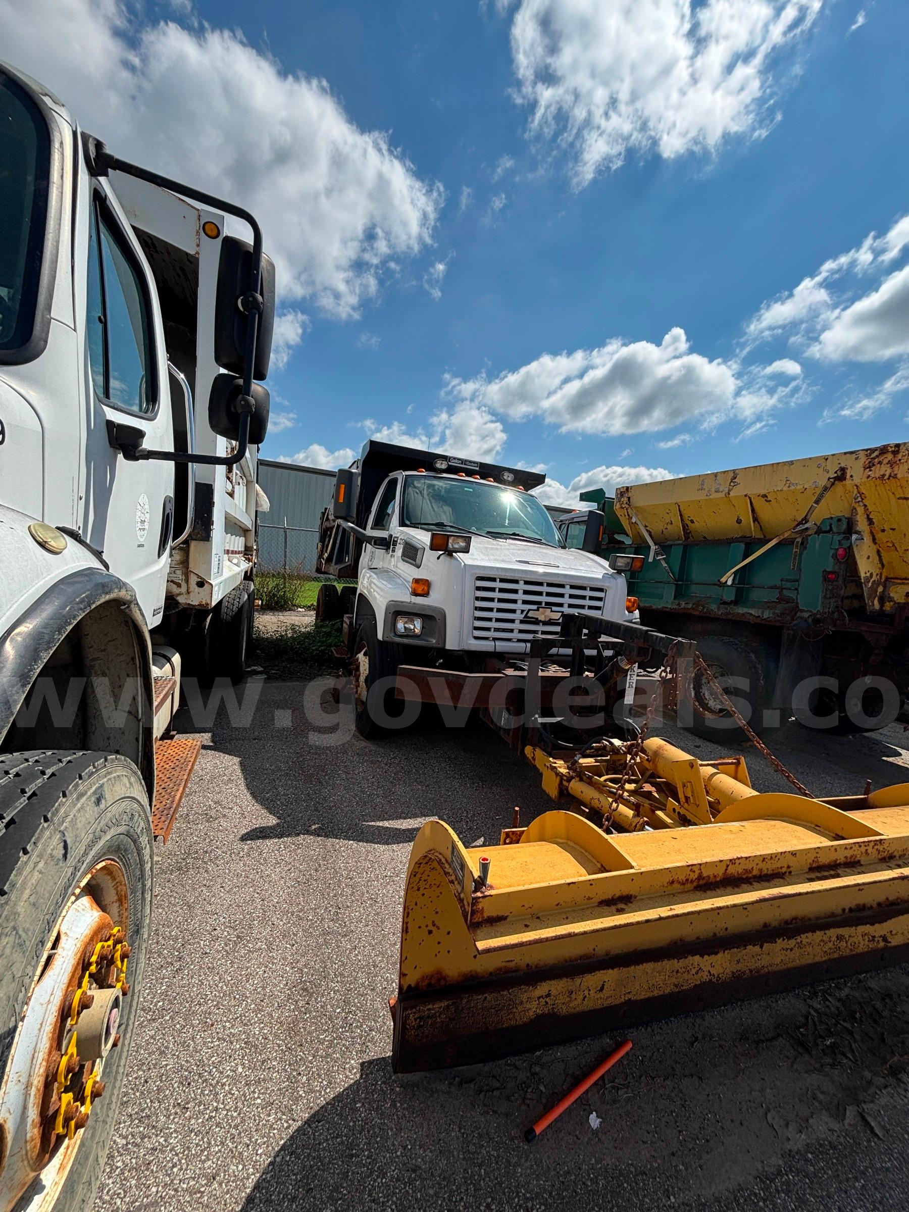 2005 Chevrolet C7C042 Dumptruck with Plow and Salt Spreader Chevrolet C7C042 Government Surplus Auction - Photo #3
