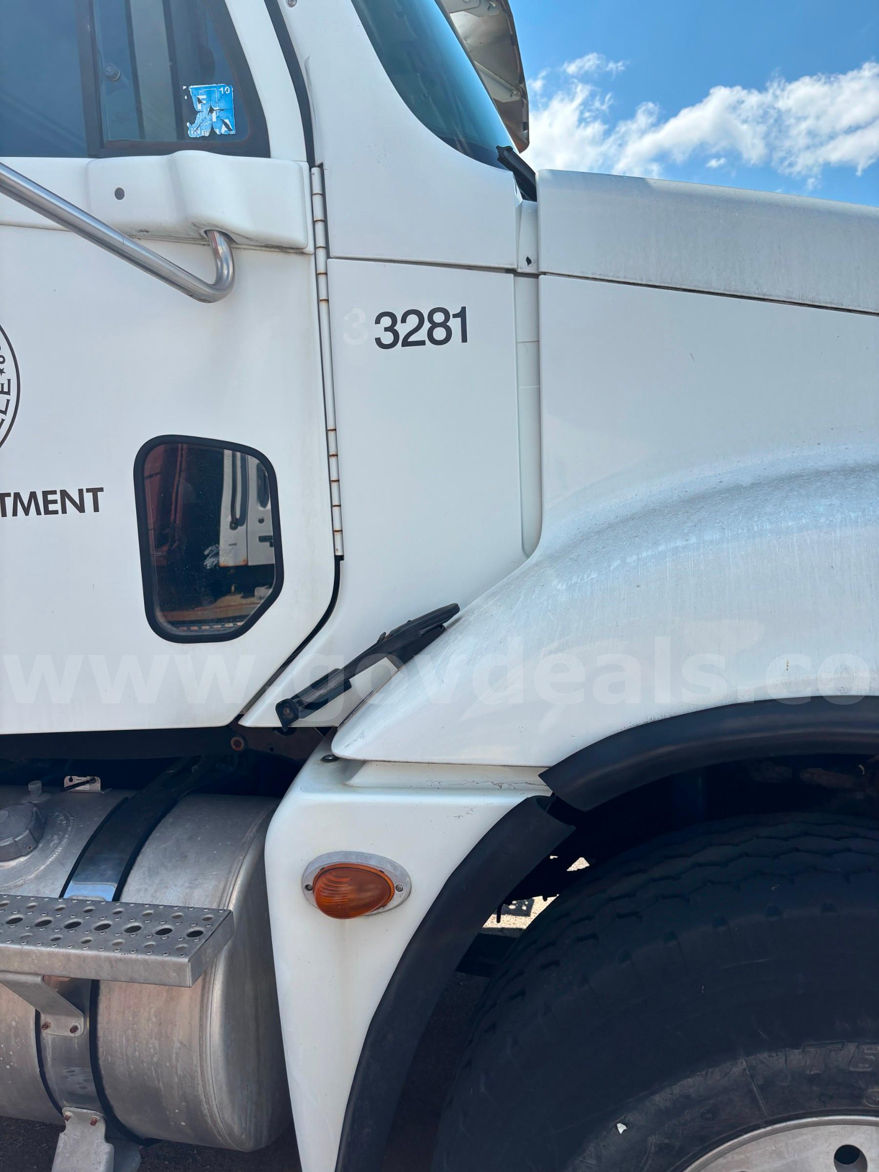2007 Freightliner Columbia 120 Triaxle Dumptruck with Plow and Salt Spreader Freightliner 120 Government Surplus Auction - Photo #2