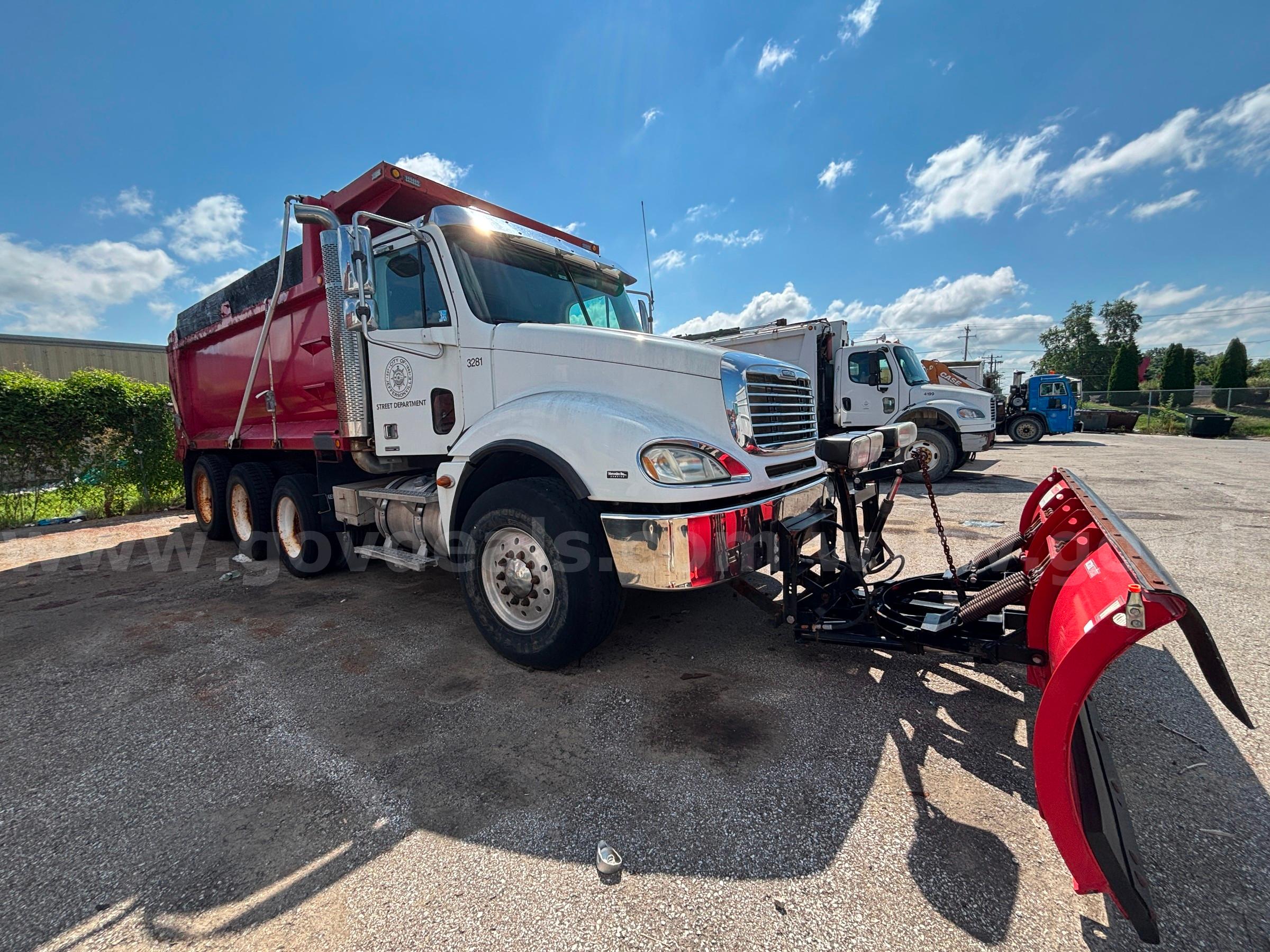 2007 Freightliner Columbia 120 Triaxle Dumptruck with Plow and Salt Spreader Freightliner 120 Government Surplus Auction - Photo #3