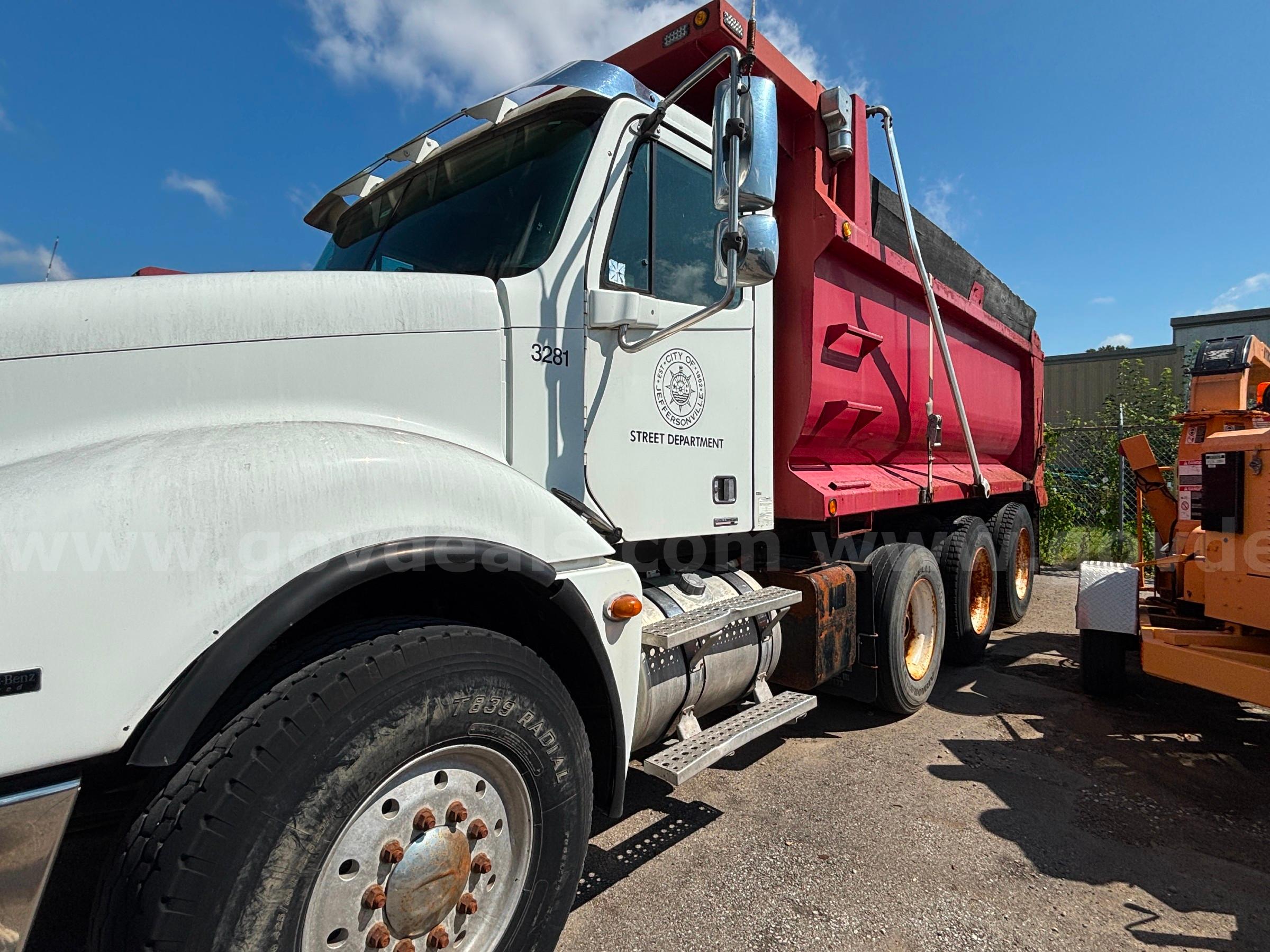 2007 Freightliner Columbia 120 Triaxle Dumptruck with Plow and Salt Spreader Freightliner 120 Government Surplus Auction - Photo #6
