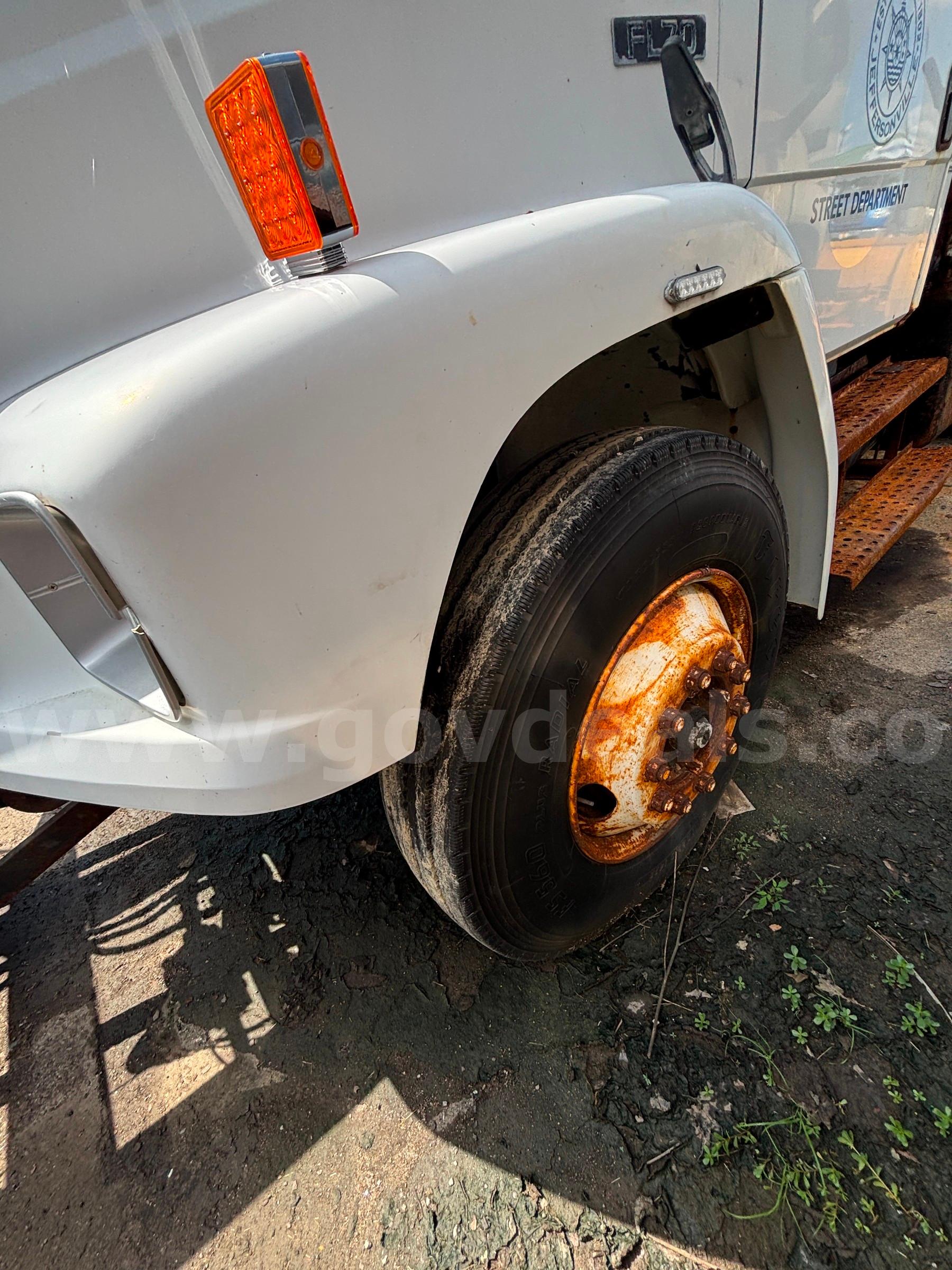 1995 Freightliner FL70 Single Axle Dump truck with Snow Plow and Salt Spreader Freightliner FL70 Government Surplus Auction - Photo #2