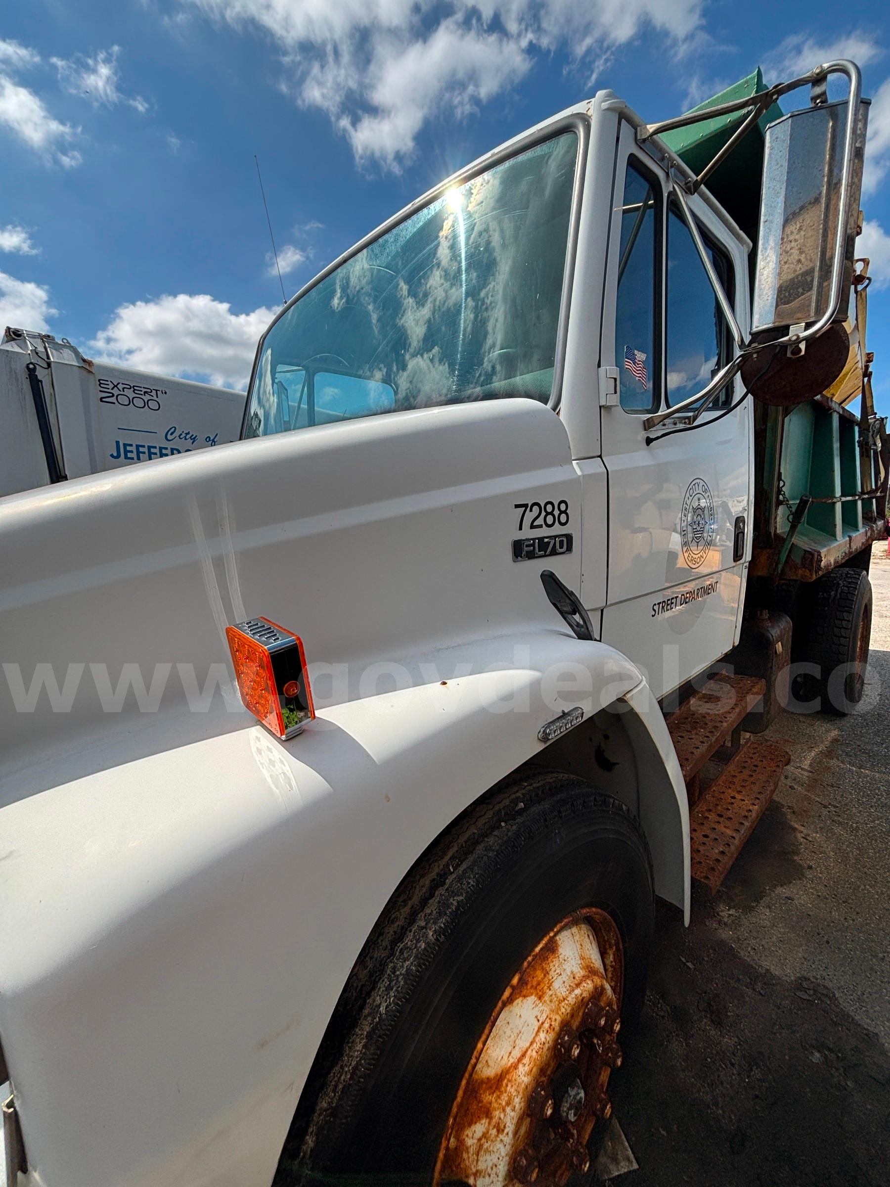 1995 Freightliner FL70 Single Axle Dump truck with Snow Plow and Salt Spreader Freightliner FL70 Government Surplus Auction - Photo #3