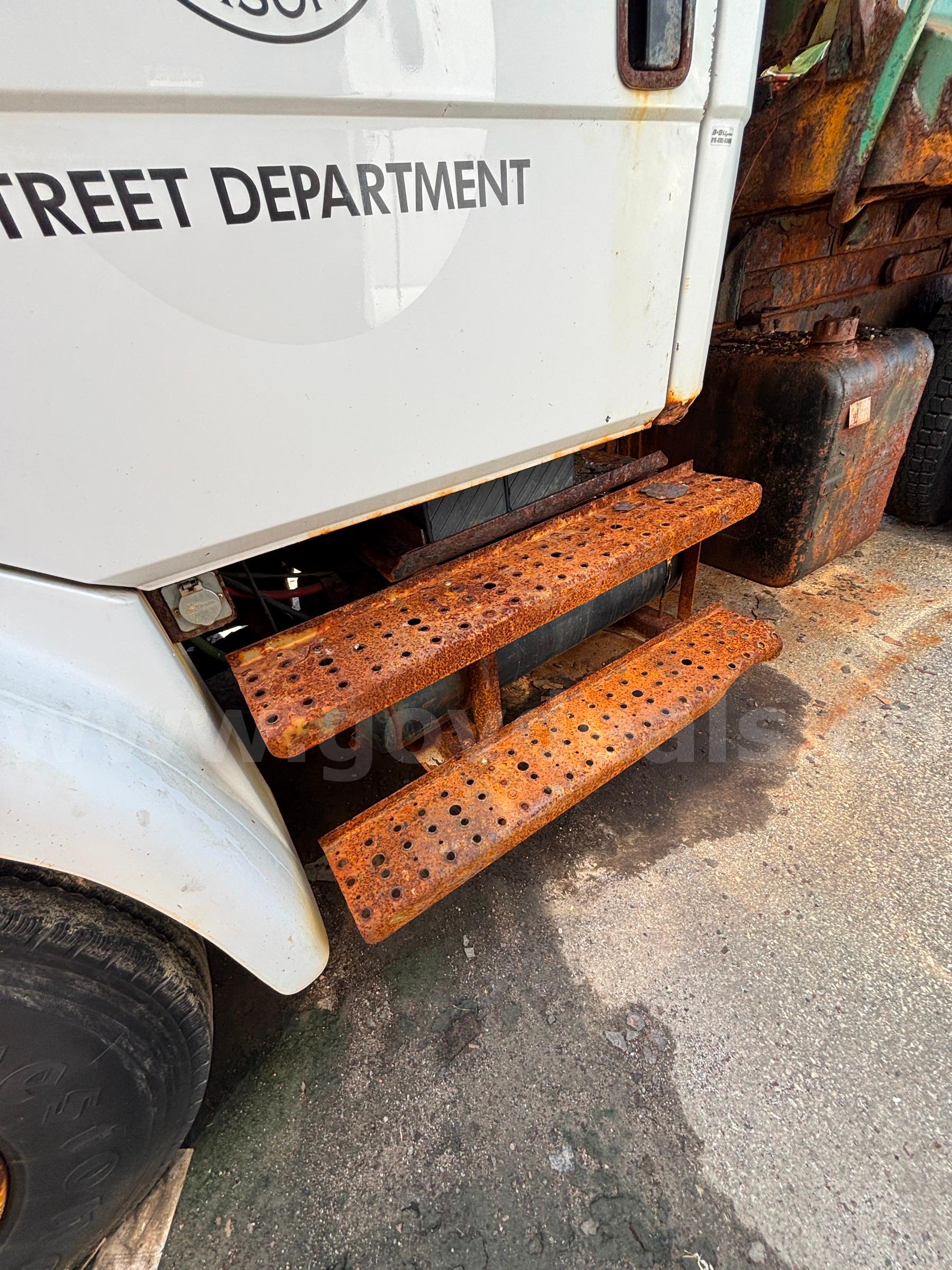 1995 Freightliner FL70 Single Axle Dump truck with Snow Plow and Salt Spreader Freightliner FL70 Government Surplus Auction - Photo #4