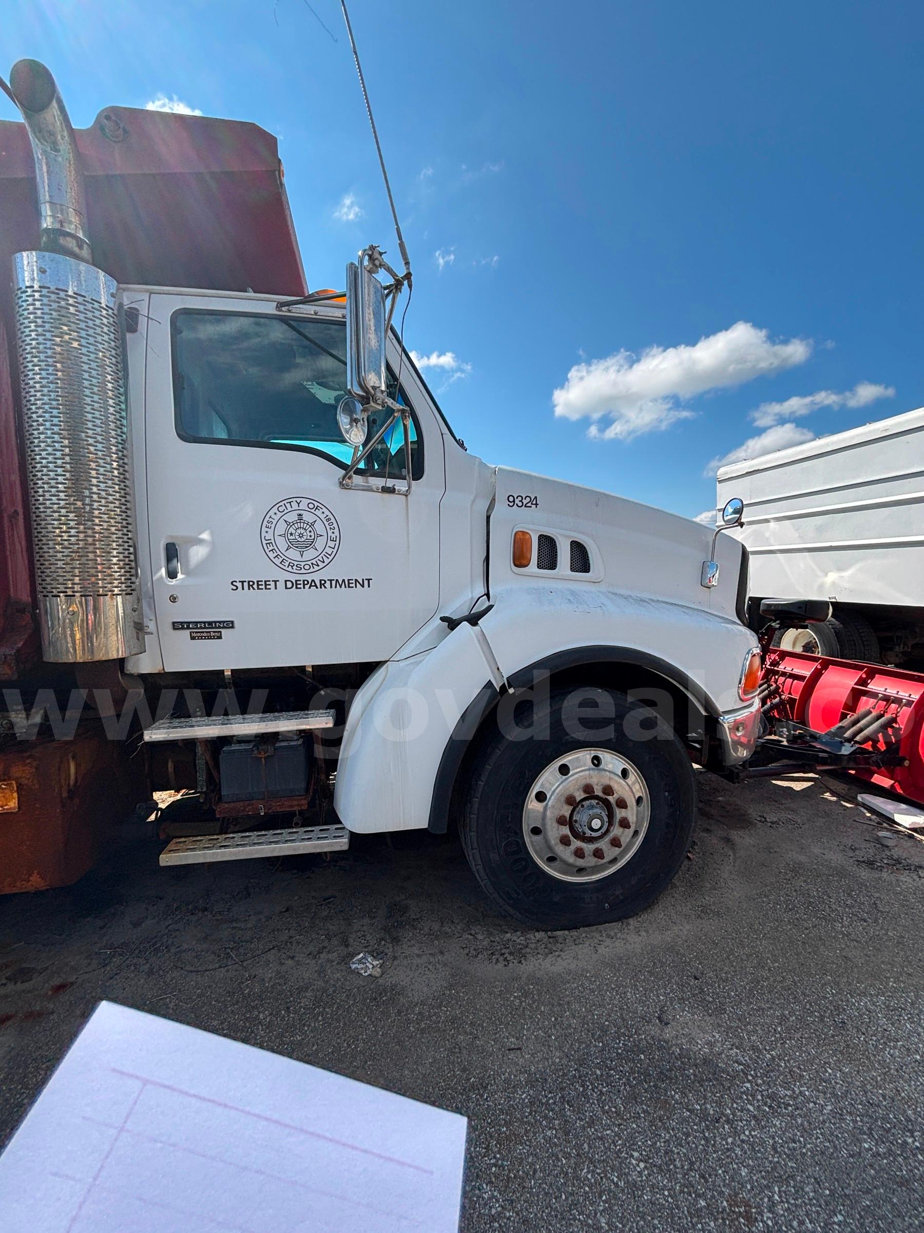 2004 Sterling LT9500 Dumptruck with Salt Spreader and Snow Plow Sterling LT9500 Government Surplus Auction - Photo #5