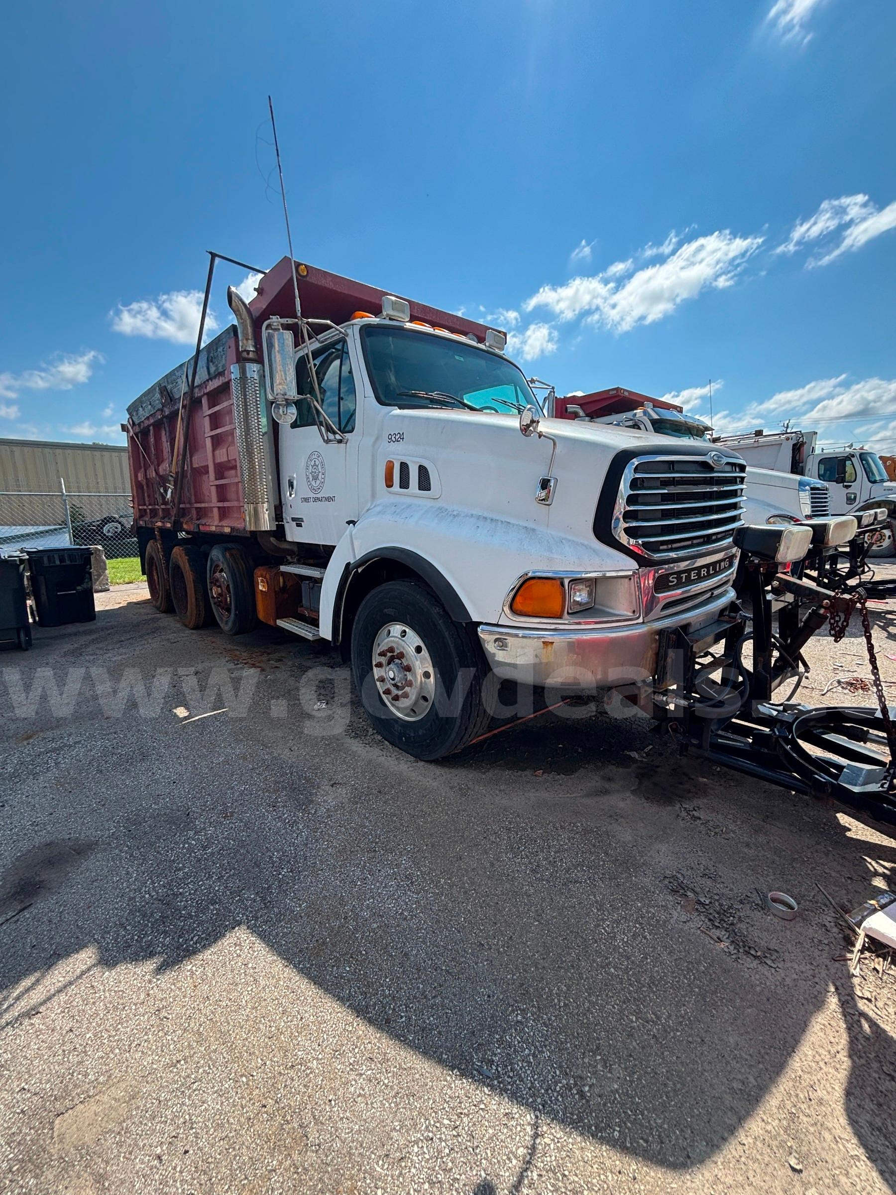 2004 Sterling LT9500 Dumptruck with Salt Spreader and Snow Plow Sterling LT9500 Government Surplus Auction - Photo #6