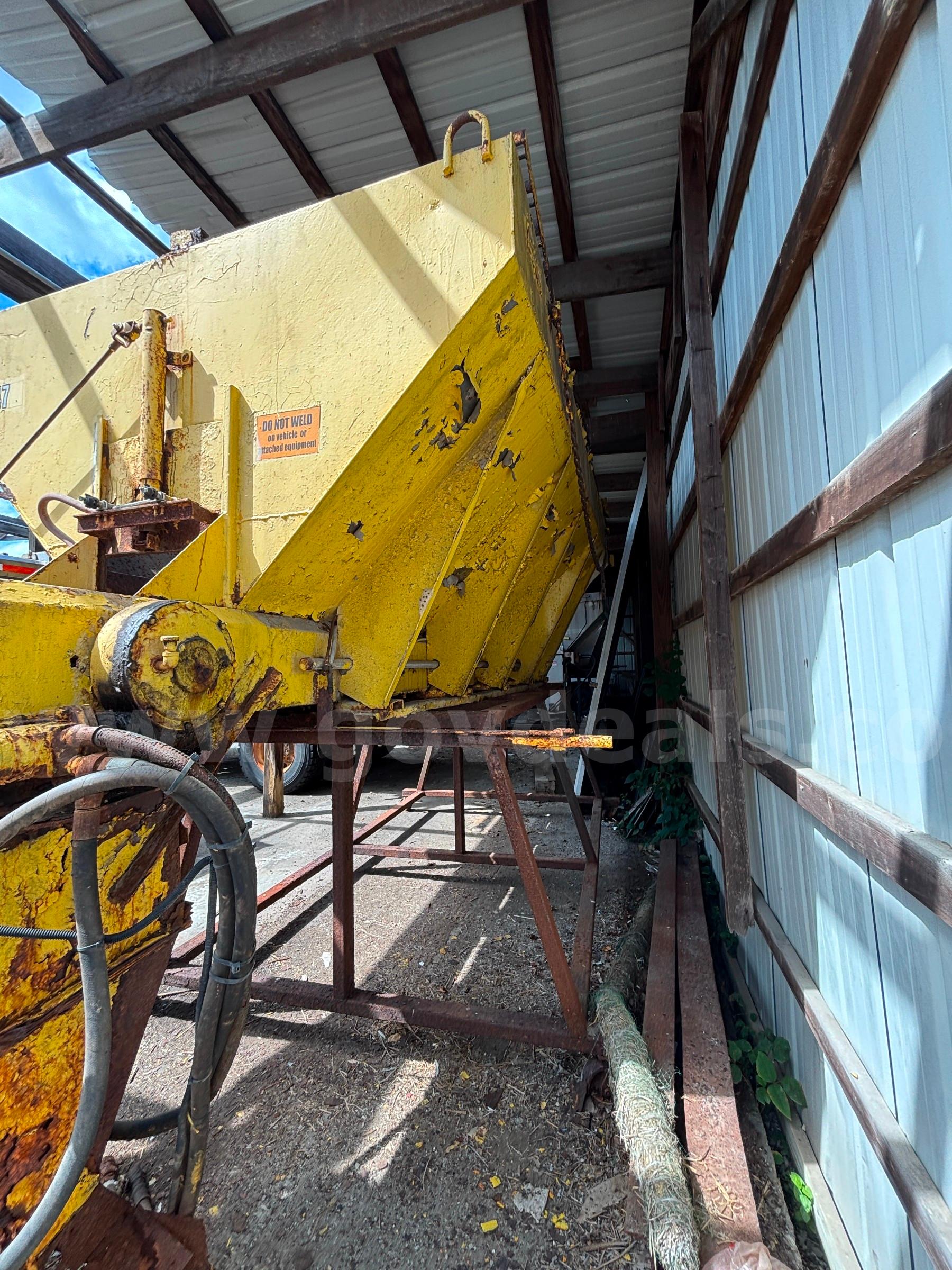 Henderson Salt Spreader w/ stand Henderson Salt Spreader Government Surplus Auction - Photo #3