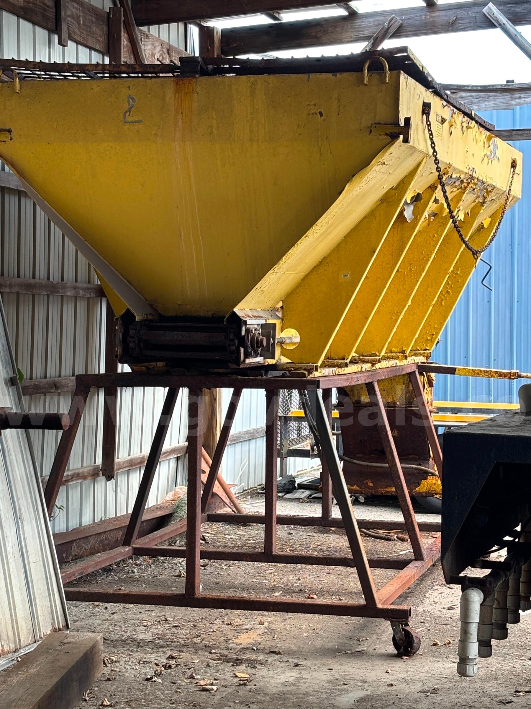 Henderson Salt Spreader w/ stand Henderson Salt Spreader Government Surplus Auction - Photo #4