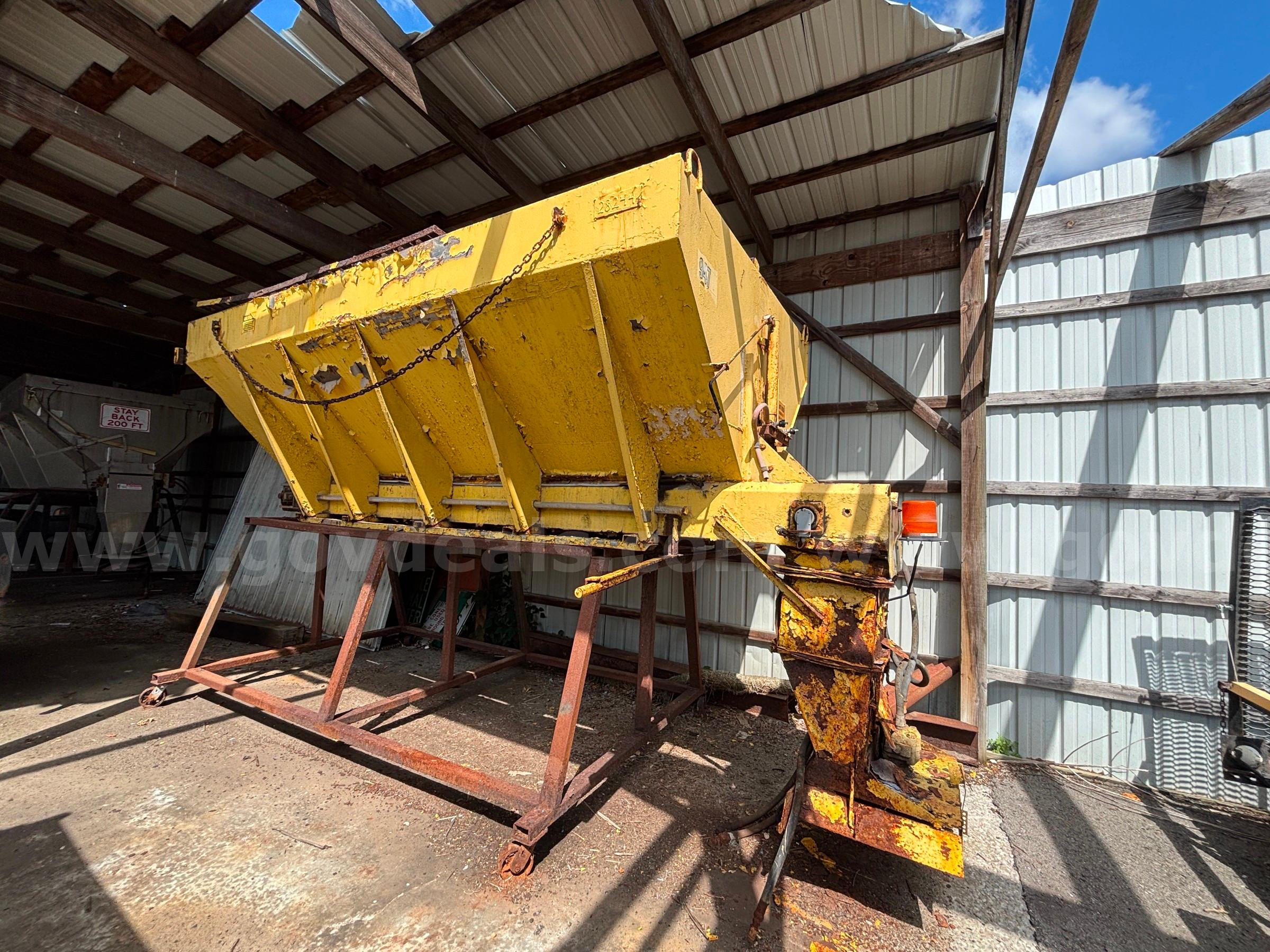 Henderson Salt Spreader w/ stand Henderson Salt Spreader Government Surplus Auction - Photo #5
