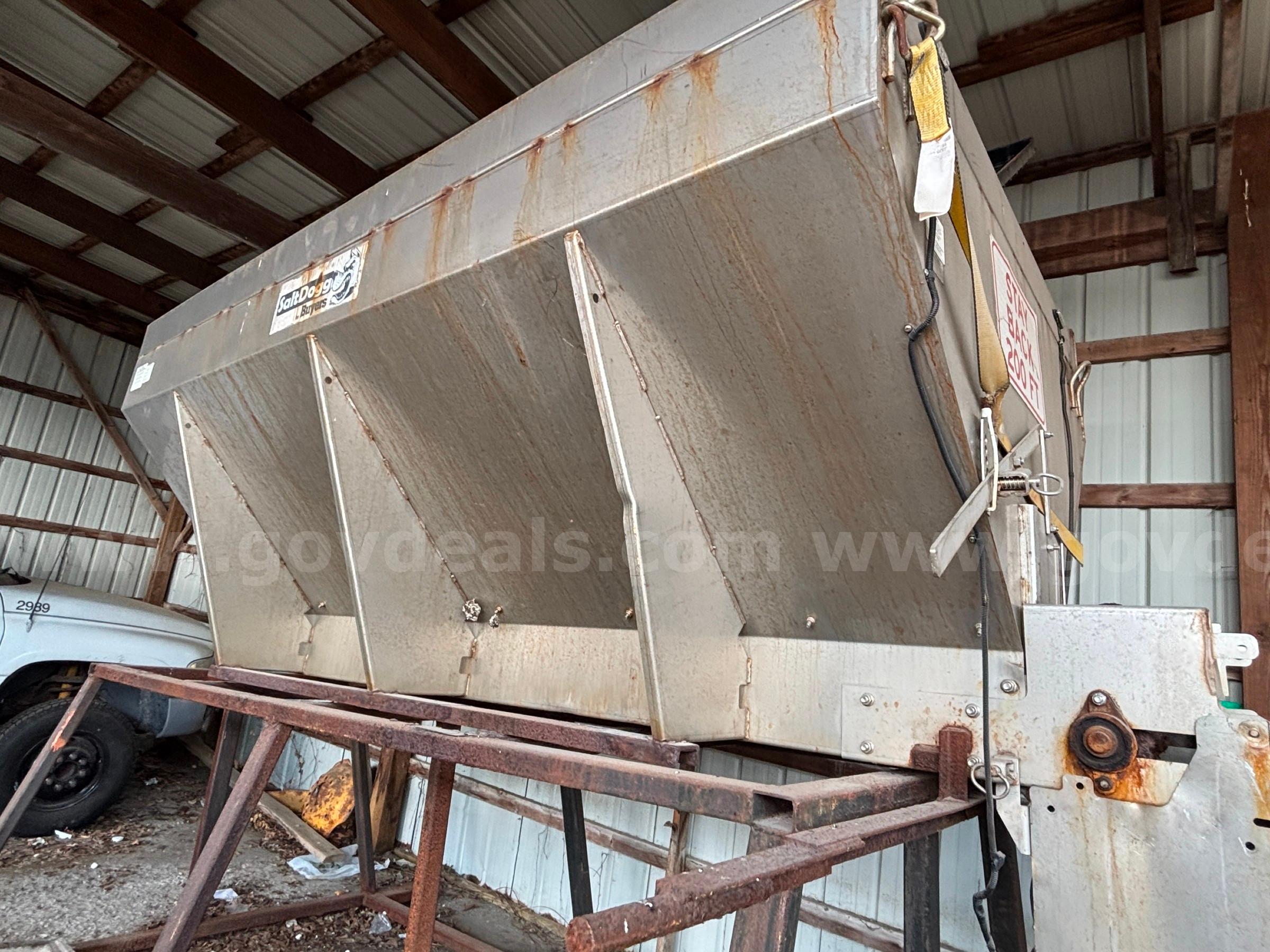 Salt Dogg Salt Spreader with stand Salt Dogg Salt Spreader Government Surplus Auction - Photo #2