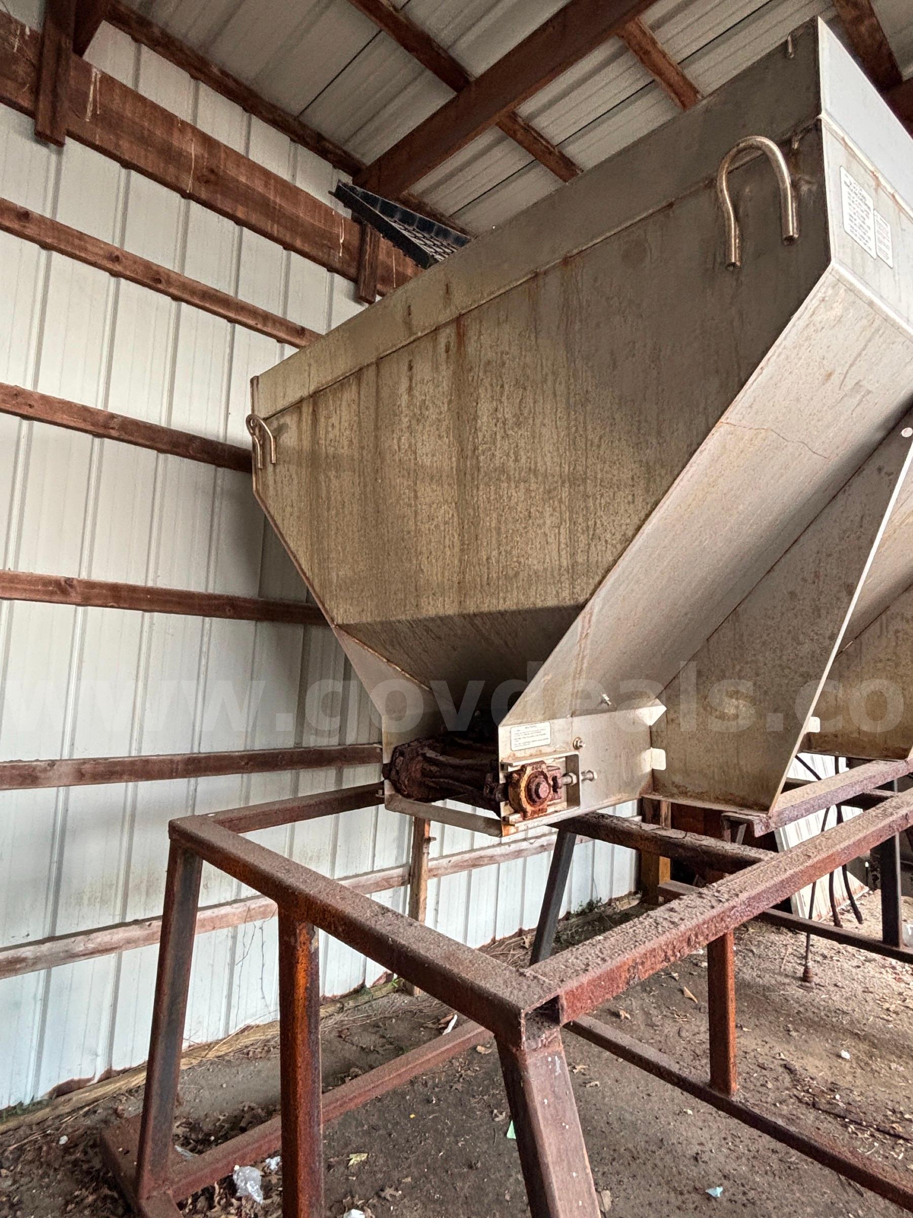 Salt Dogg Salt Spreader with stand Salt Dogg Salt Spreader Government Surplus Auction - Photo #3