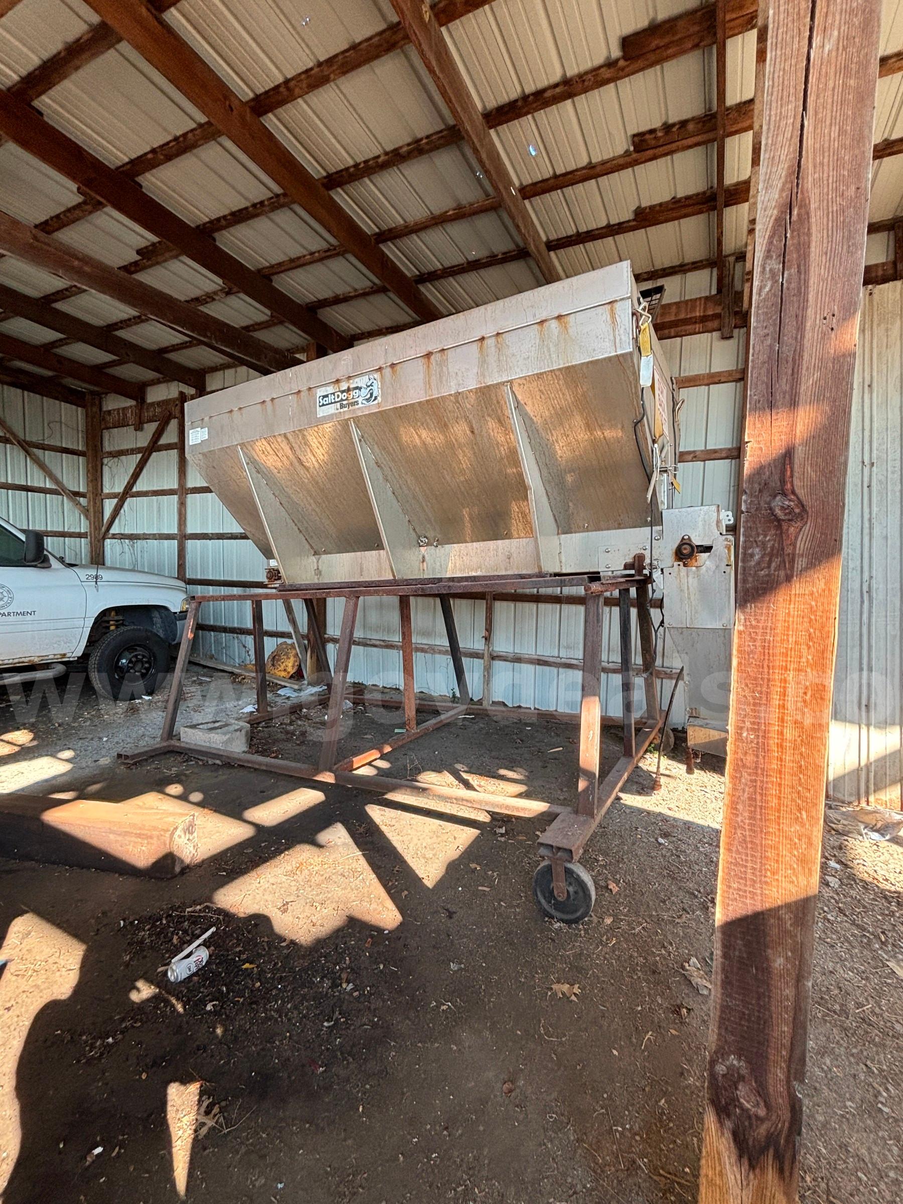 Salt Dogg Salt Spreader with stand Salt Dogg Salt Spreader Government Surplus Auction - Photo #6