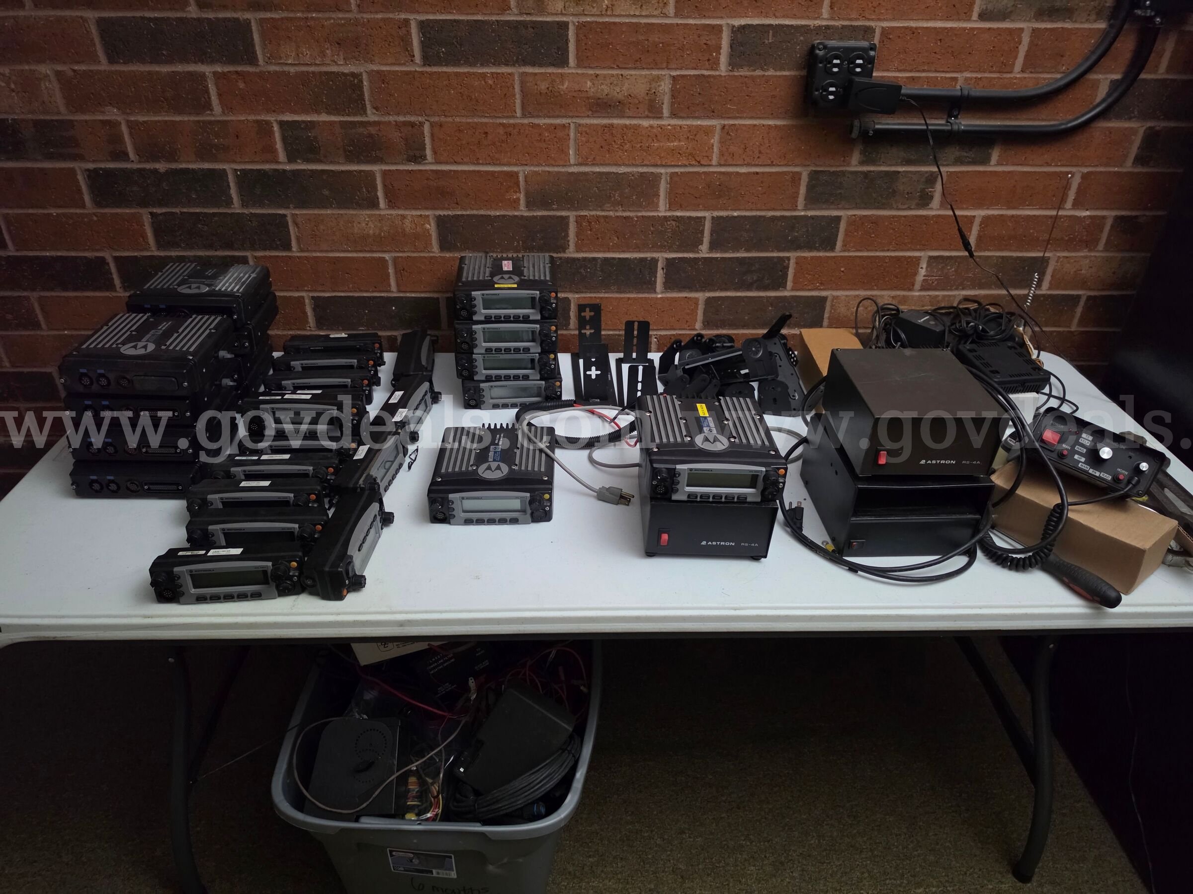 Assorted Electronics (800mhz radios, mounts, power supplies, speakers) Various (mostly Motorola) 800mhz Government Surplus Auction - Photo #2
