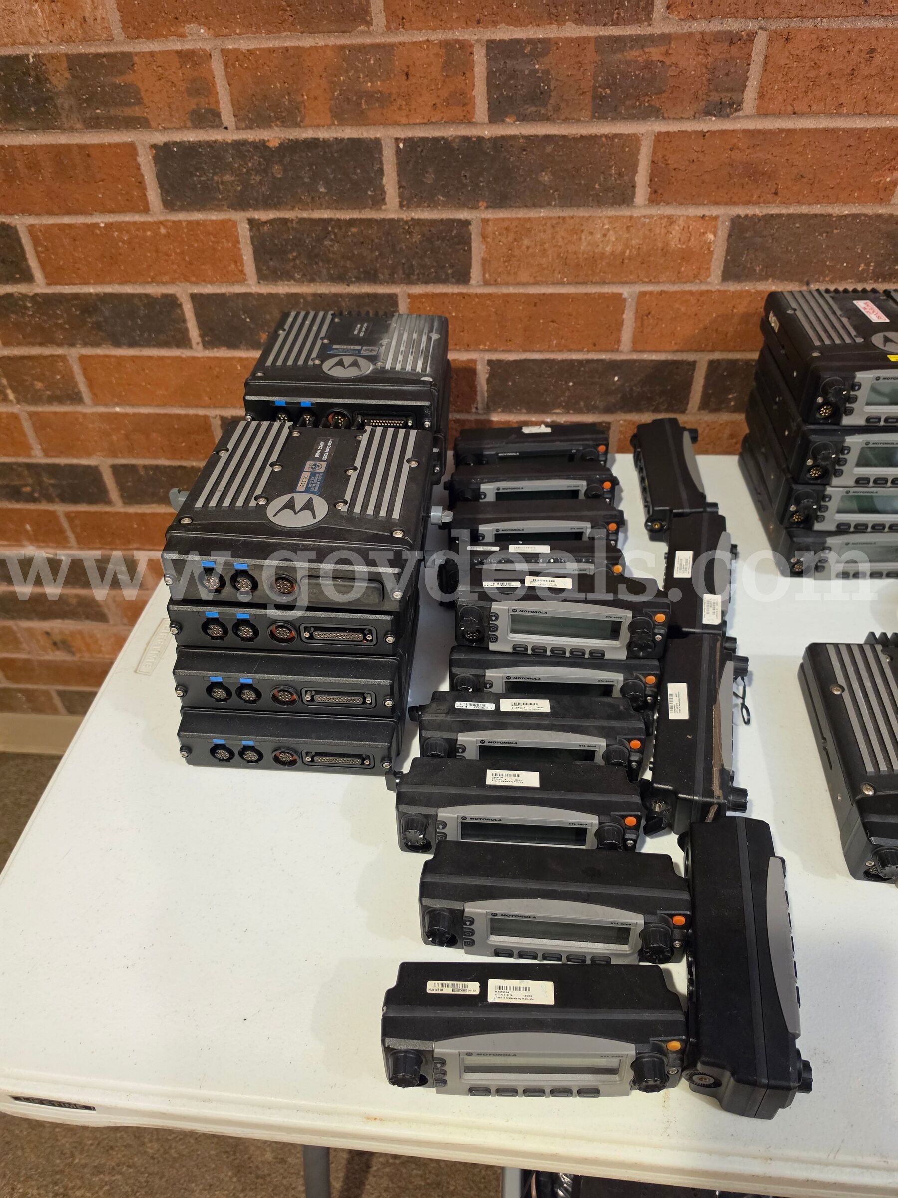 Assorted Electronics (800mhz radios, mounts, power supplies, speakers) Various (mostly Motorola) 800mhz Government Surplus Auction - Photo #3