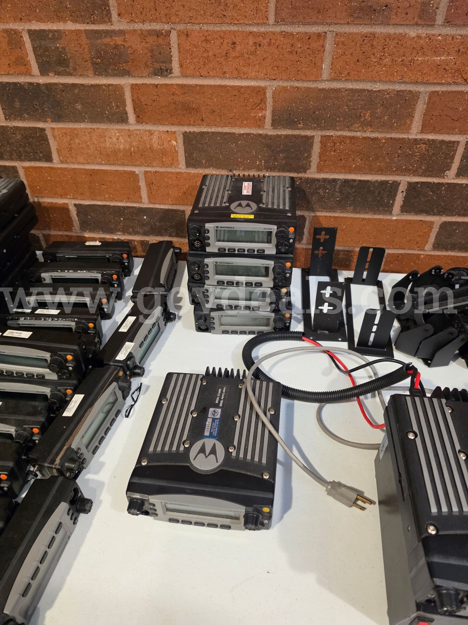 Assorted Electronics (800mhz radios, mounts, power supplies, speakers) Various (mostly Motorola) 800mhz Government Surplus Auction - Photo #4
