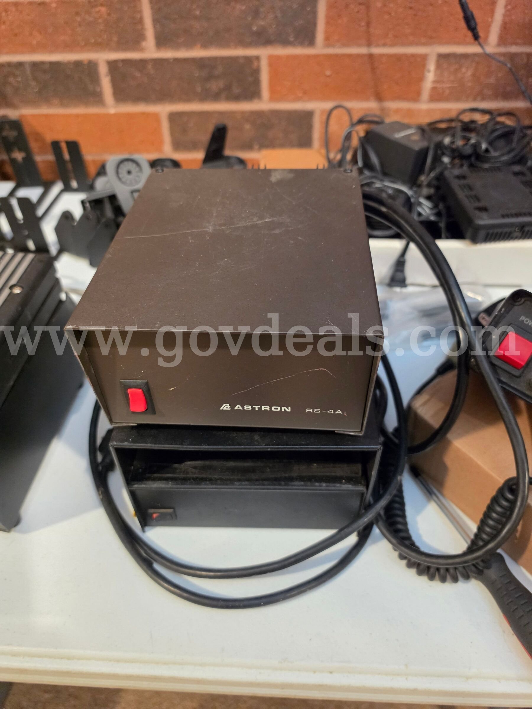 Assorted Electronics (800mhz radios, mounts, power supplies, speakers) Various (mostly Motorola) 800mhz Government Surplus Auction - Photo #6