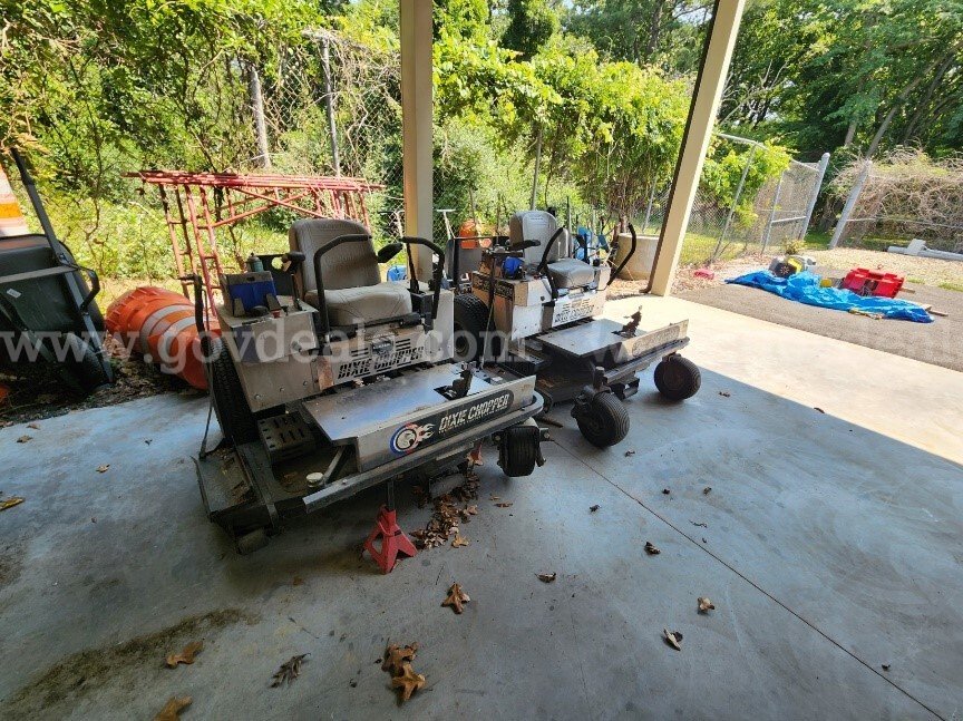 Set of Two Dixie Choppers Dixie 3060 Government Surplus Auction - Primary Photo
