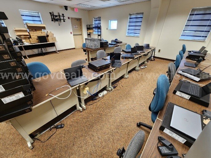 Set of 30 Desks   Government Surplus Auction - Primary Photo