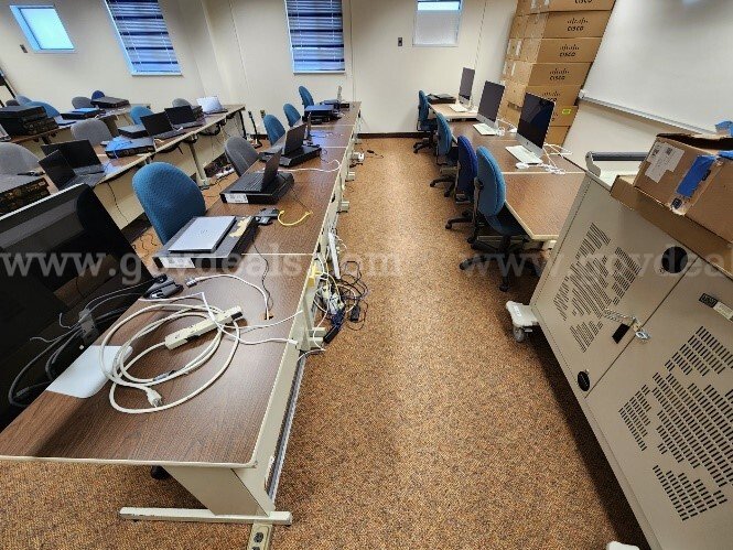 Set of 30 Desks   Government Surplus Auction - Photo #2