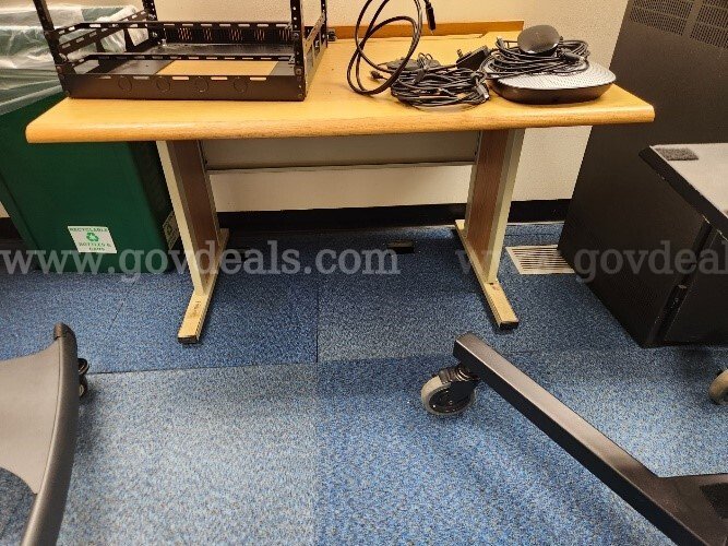 Set of 30 Desks   Government Surplus Auction - Photo #3