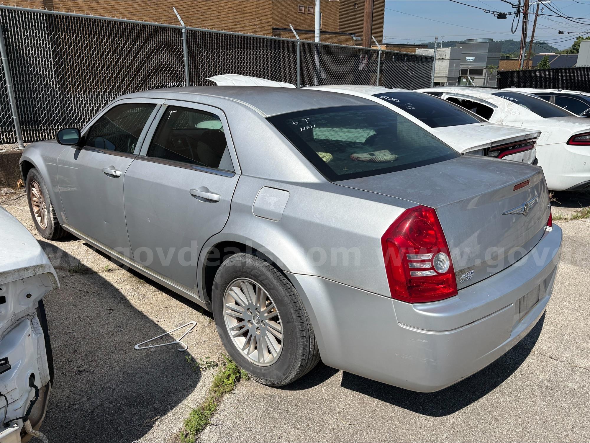 2009 Chrysler 300 (NO TITLE) (ABANDONED, STOLEN, AND/OR RECOVERED PROPERTY) Chrysler 300 Government Surplus Auction - Photo #3