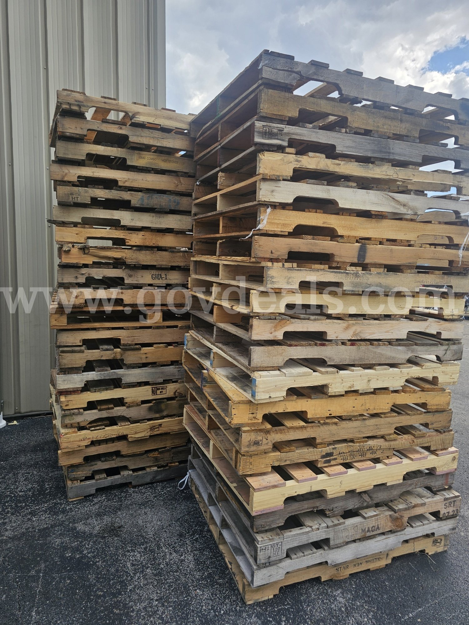 (60) USED WOOD PALLETS (48IN L X 40IN W)   Government Surplus Auction - Photo #3