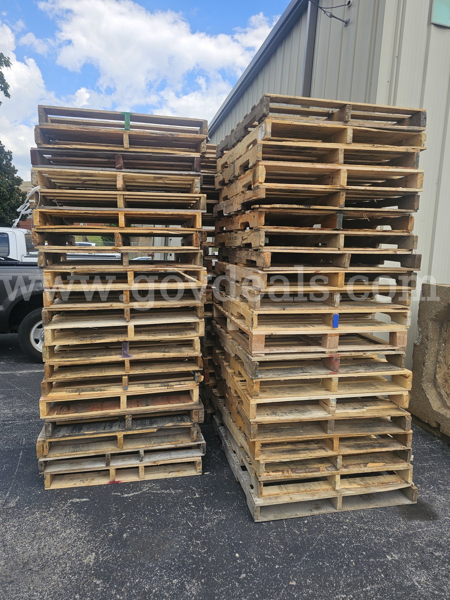 (60) USED WOOD PALLETS (48IN L X 40IN W)   Government Surplus Auction - Primary Photo