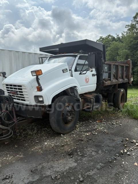 2000 GMC C7H042 With Plow and Salt Spreader #23