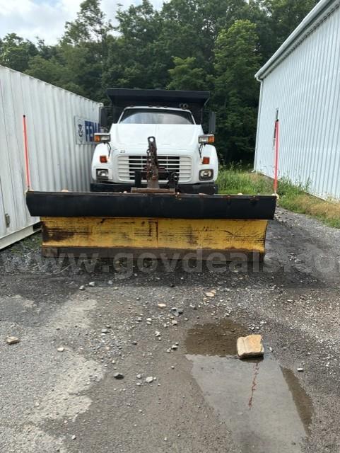 2000 GMC C7H042 With Plow and Salt Spreader #23 GMC C7H042 Government Surplus Auction - Photo #2
