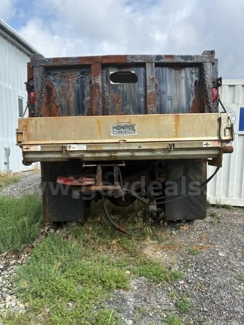 2000 GMC C7H042 With Plow and Salt Spreader #23 GMC C7H042 Government Surplus Auction - Photo #3