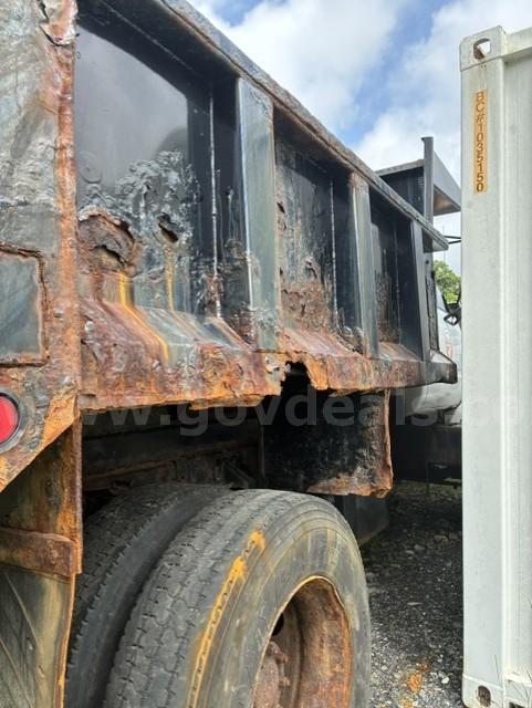 2000 GMC C7H042 With Plow and Salt Spreader #23 GMC C7H042 Government Surplus Auction - Photo #4