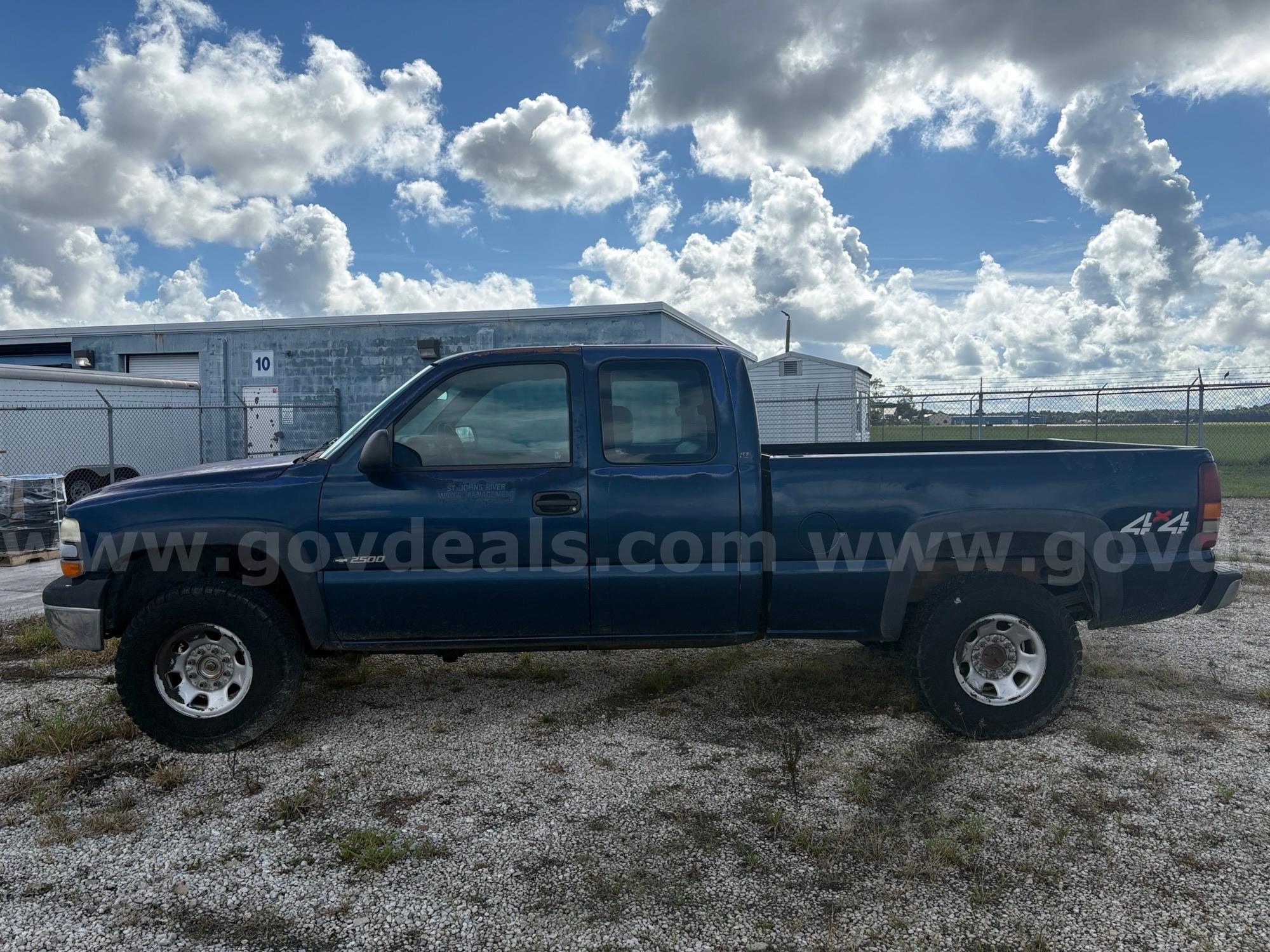 2002 Chevrolet Silverado 2500 LS Ext. Cab 4WD Chevrolet Silverado Government Surplus Auction - Photo #2
