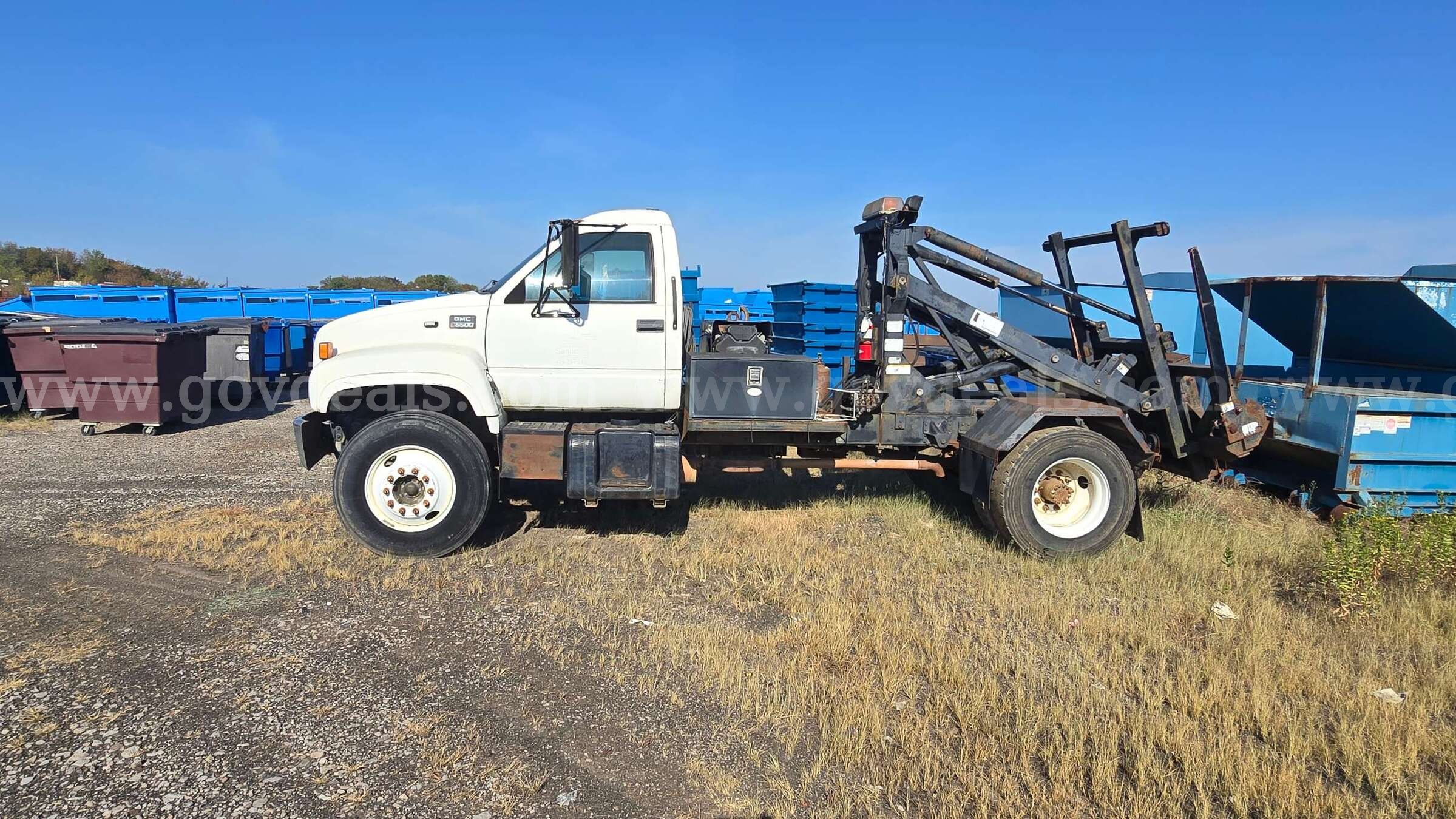 1998 GMC C6500 C7H042 Hooklift Roll-Off Truck GMC C6500 Government Surplus Auction - Photo #2