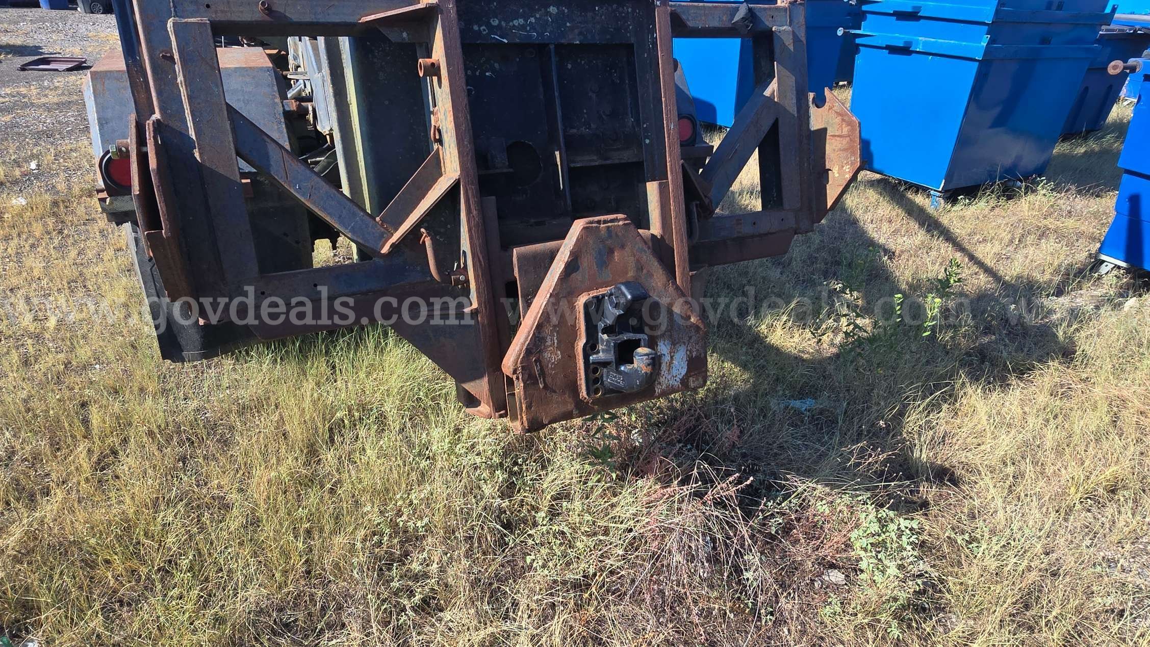 1998 GMC C6500 C7H042 Hooklift Roll-Off Truck GMC C6500 Government Surplus Auction - Photo #4