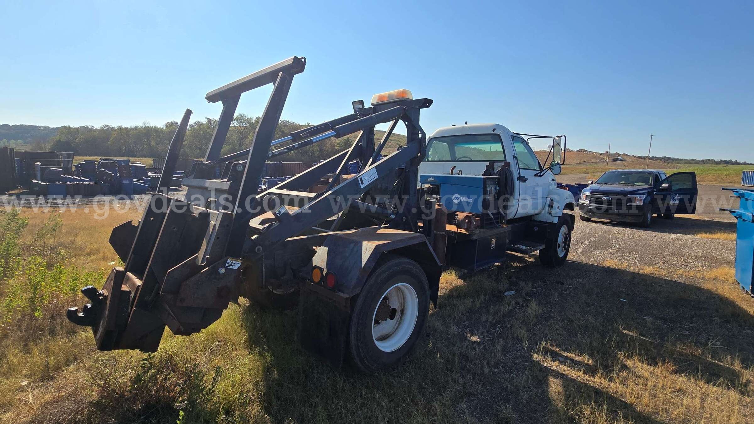1998 GMC C6500 C7H042 Hooklift Roll-Off Truck GMC C6500 Government Surplus Auction - Photo #5