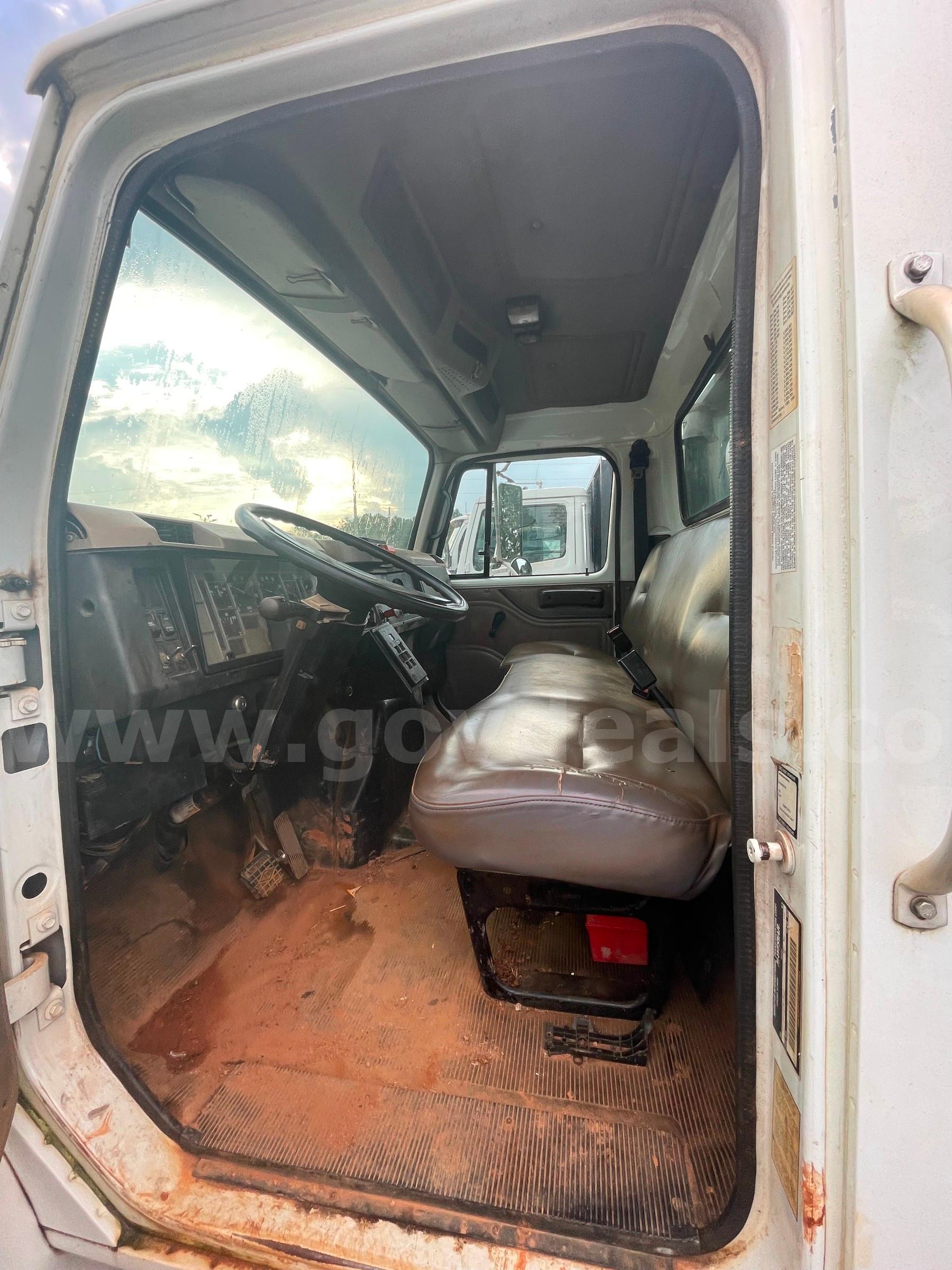 2001 International 4700 International 4700 Government Surplus Auction - Photo #2