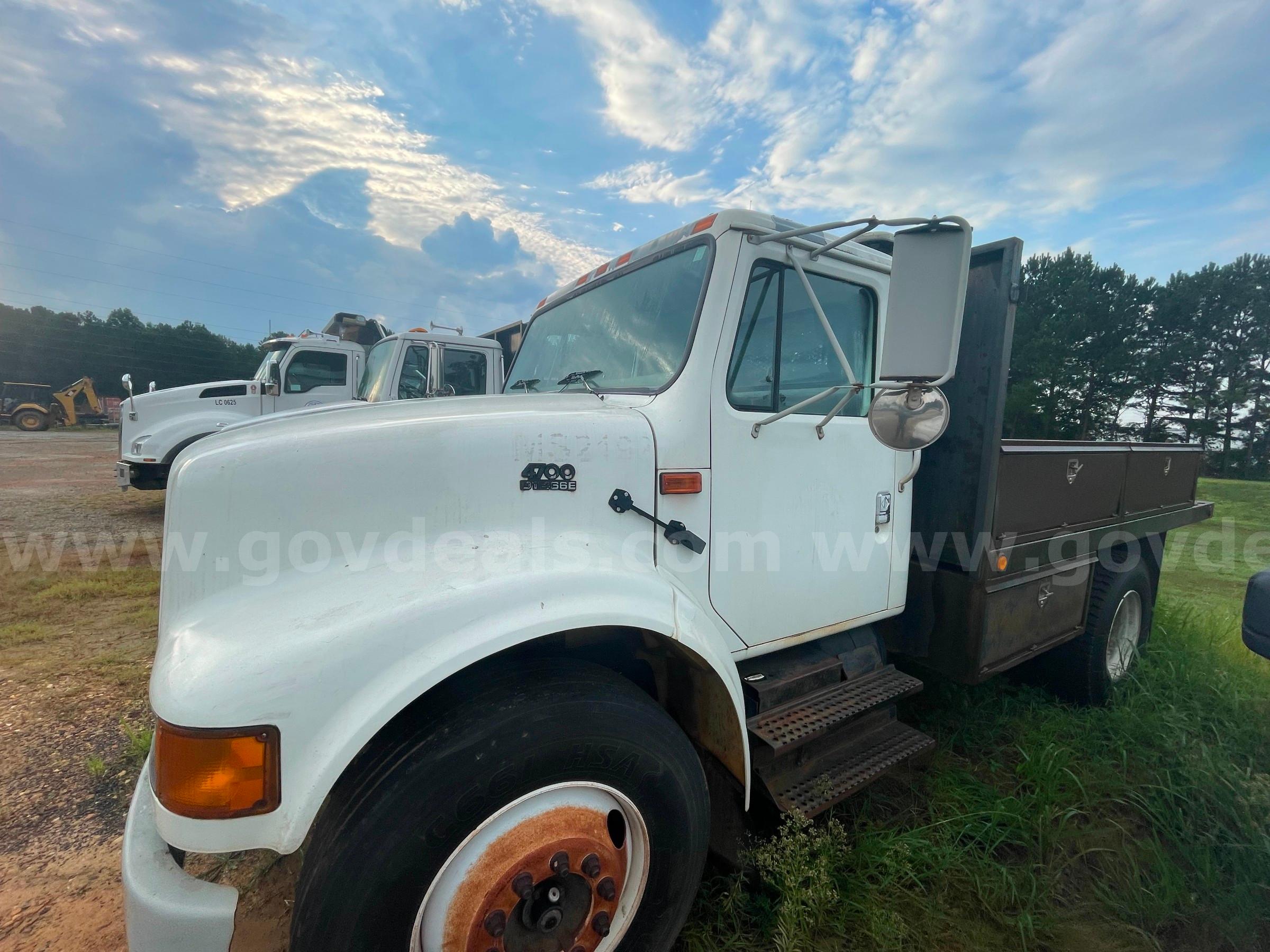2001 International 4700 International 4700 Government Surplus Auction - Photo #3