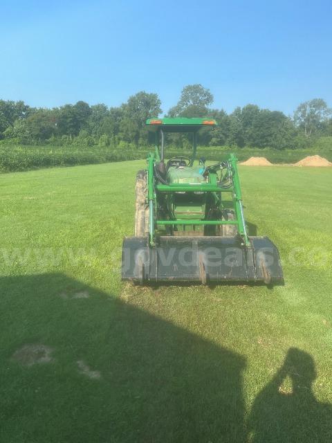 Lot of (1) John Deere 850 Tractor with Front End Loader. John Deere 850 Government Surplus Auction - Photo #3
